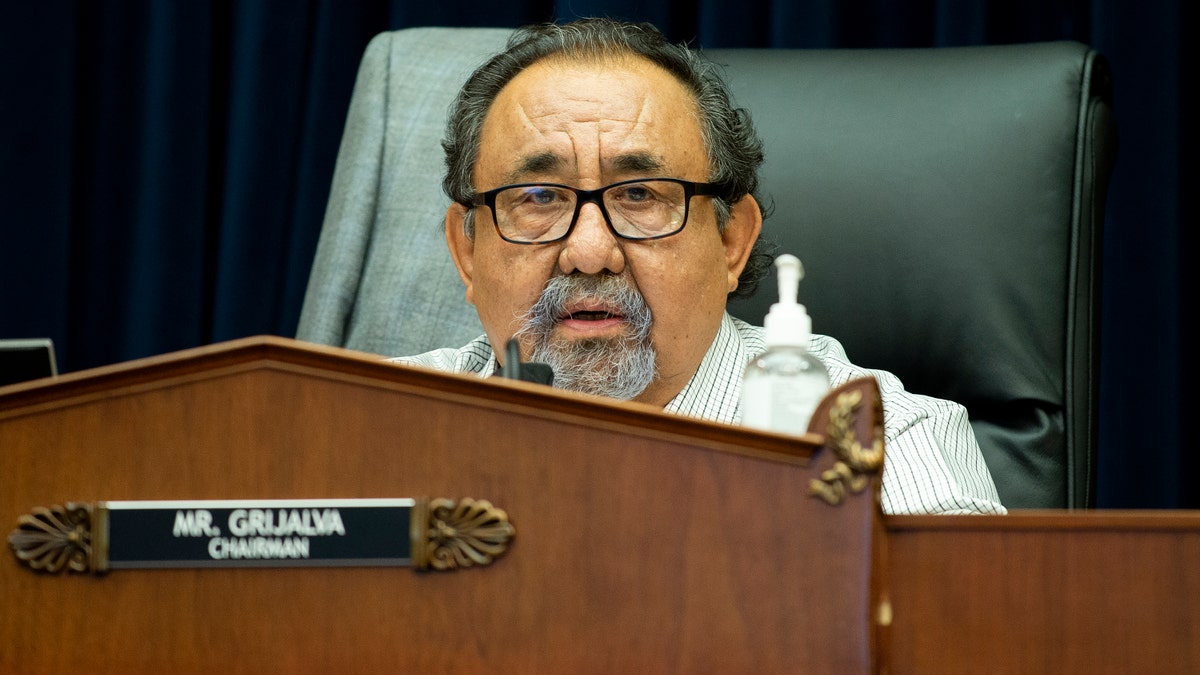 Član odbora za prirodne resurse House Raul Grijalva, D-Ariz., Daje završnu izjavu na saslušanju kuće 2020. godine.