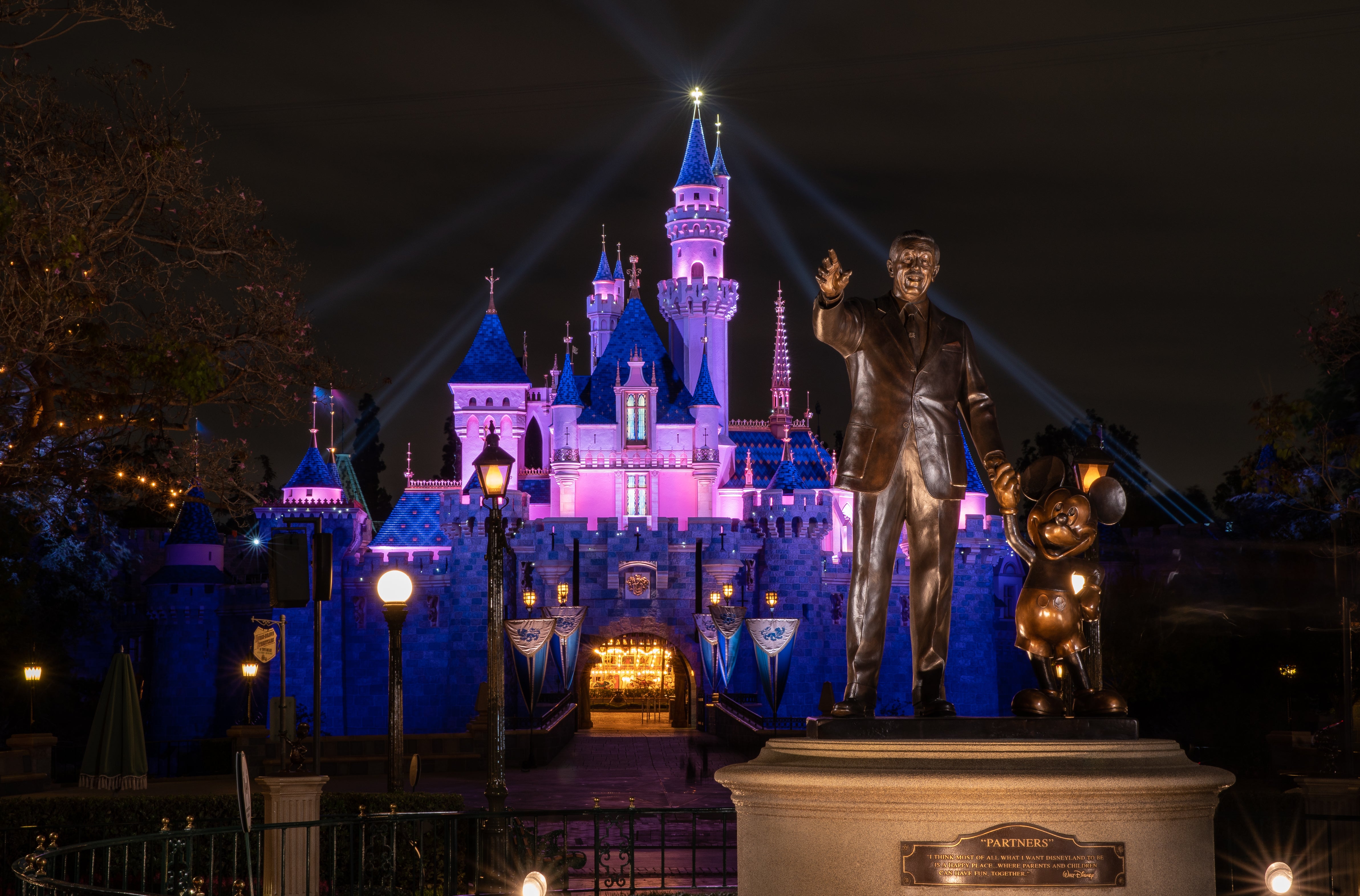 FBI je u travnju 1995. istražio prijetnju protuterorizma u Disneylandu u Kaliforniji, pokazuju novoobjavljeni dokumenti. Videokaseta je poslana u uredu za sigurnost parka.