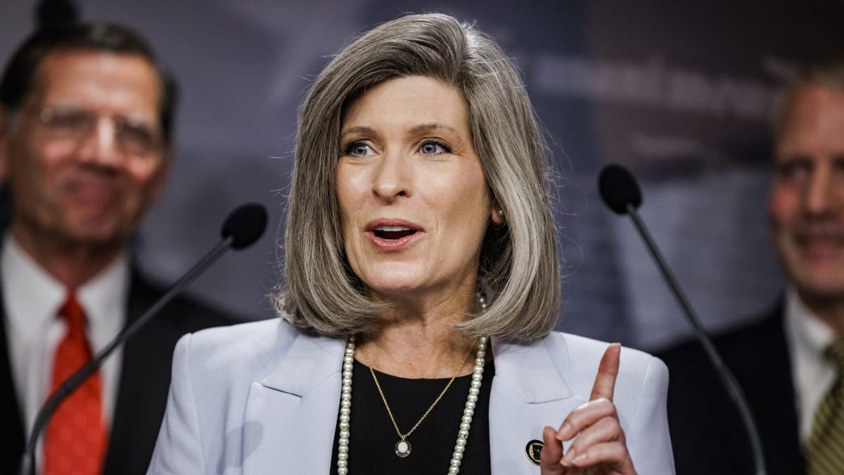 Senator Joni Ernst govori