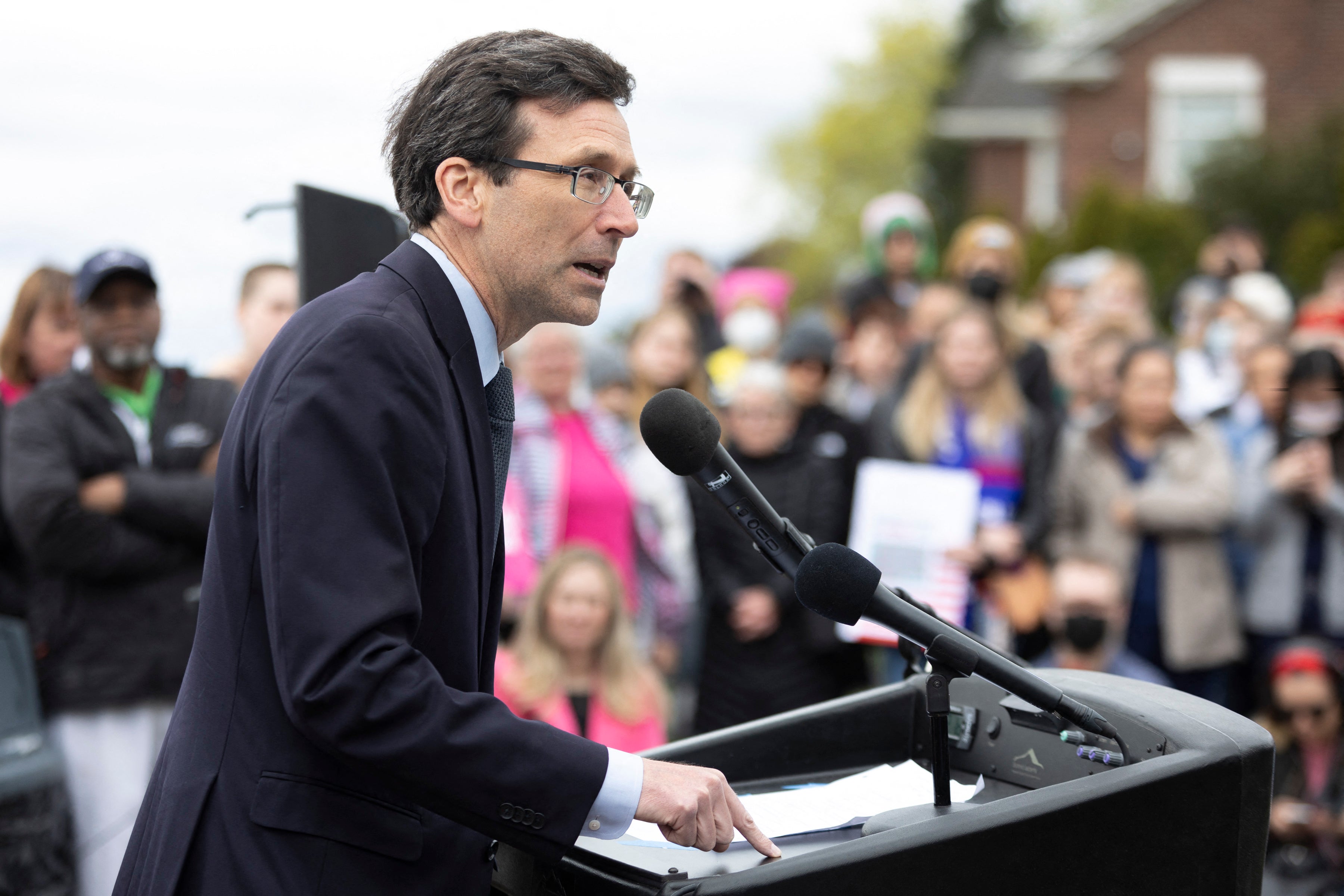 Guverner Washingtona Bob Ferguson, u to vrijeme državnog državnog odvjetnika, govoreći na skupu izbora u Seattlu u svibnju 2022