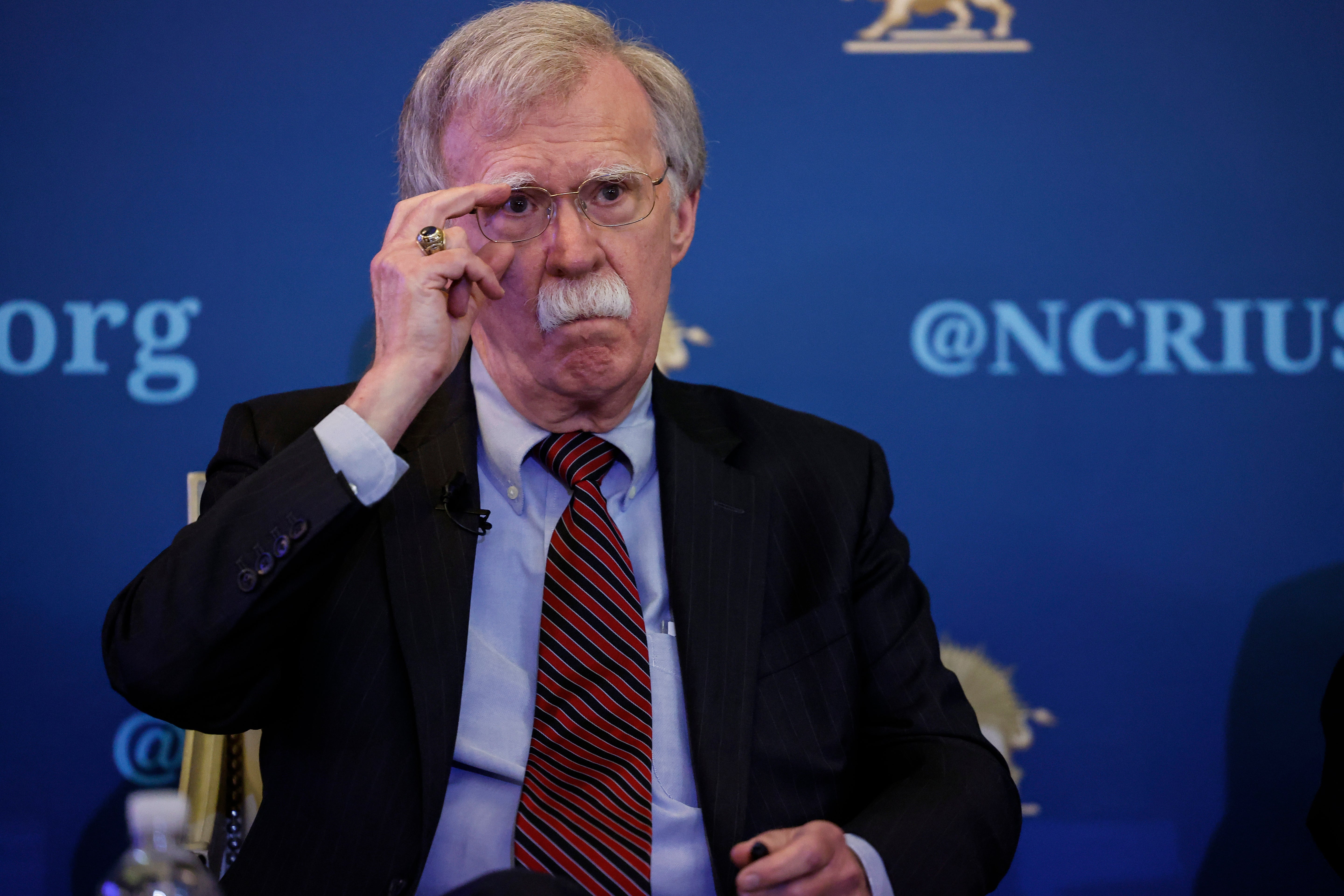 John Bolton, Trumpov savjetnik za nacionalnu sigurnost za dio svoje prve administracije, raznio je direktor nacionalne obavještajne službe Tulsi Gabbard zbog svog 'pretjeranog' izvještaja o istrazi ruskog uplitanja u izbore 2016. godine