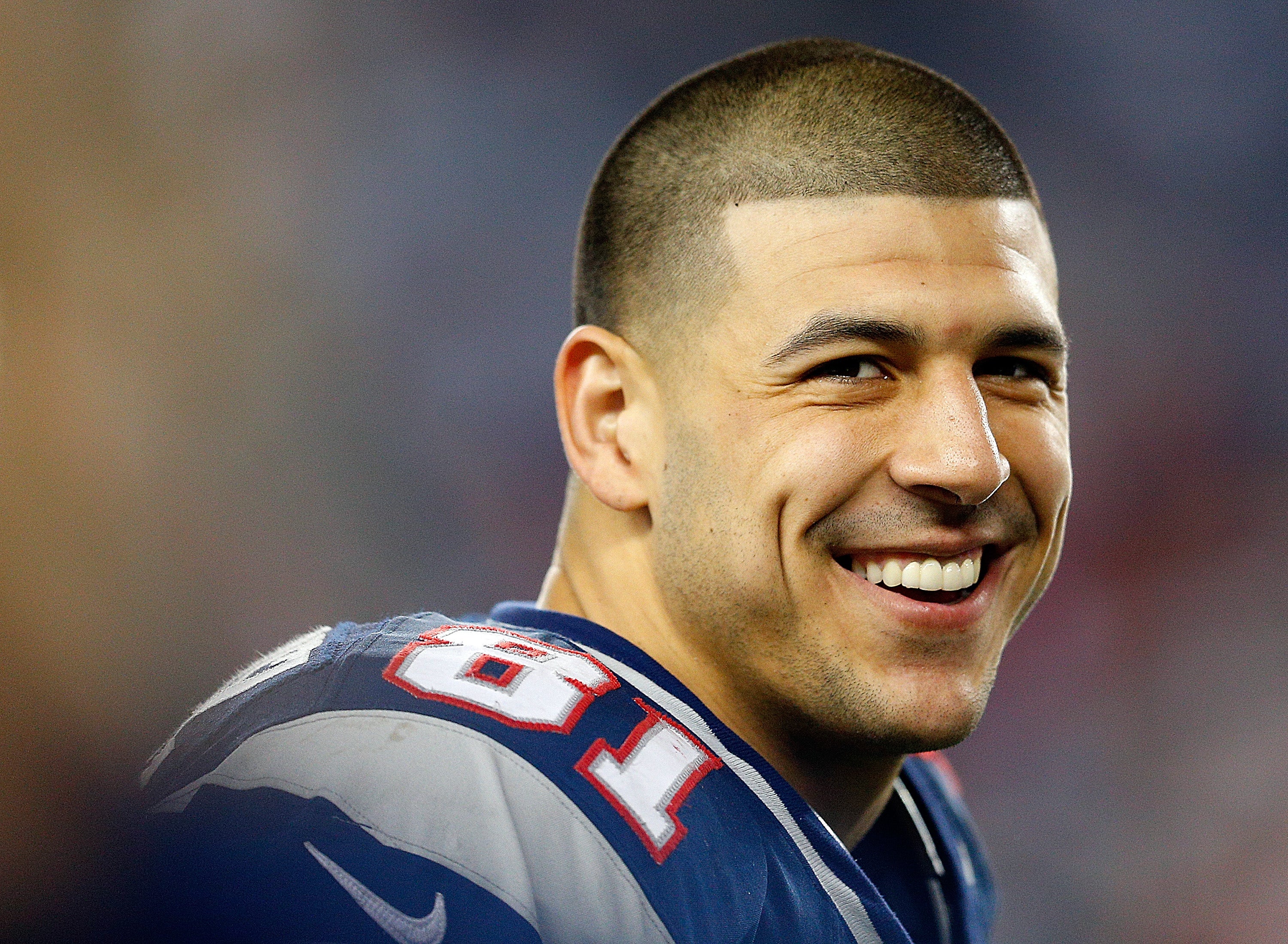 Bivšem igraču New England Patriotsa Aaronu Hernandezu dijagnosticiran je CTE nakon njegove smrti 2017. godine. Hernandez je umro samoubojstvom u zatvoru u Massachusettsu