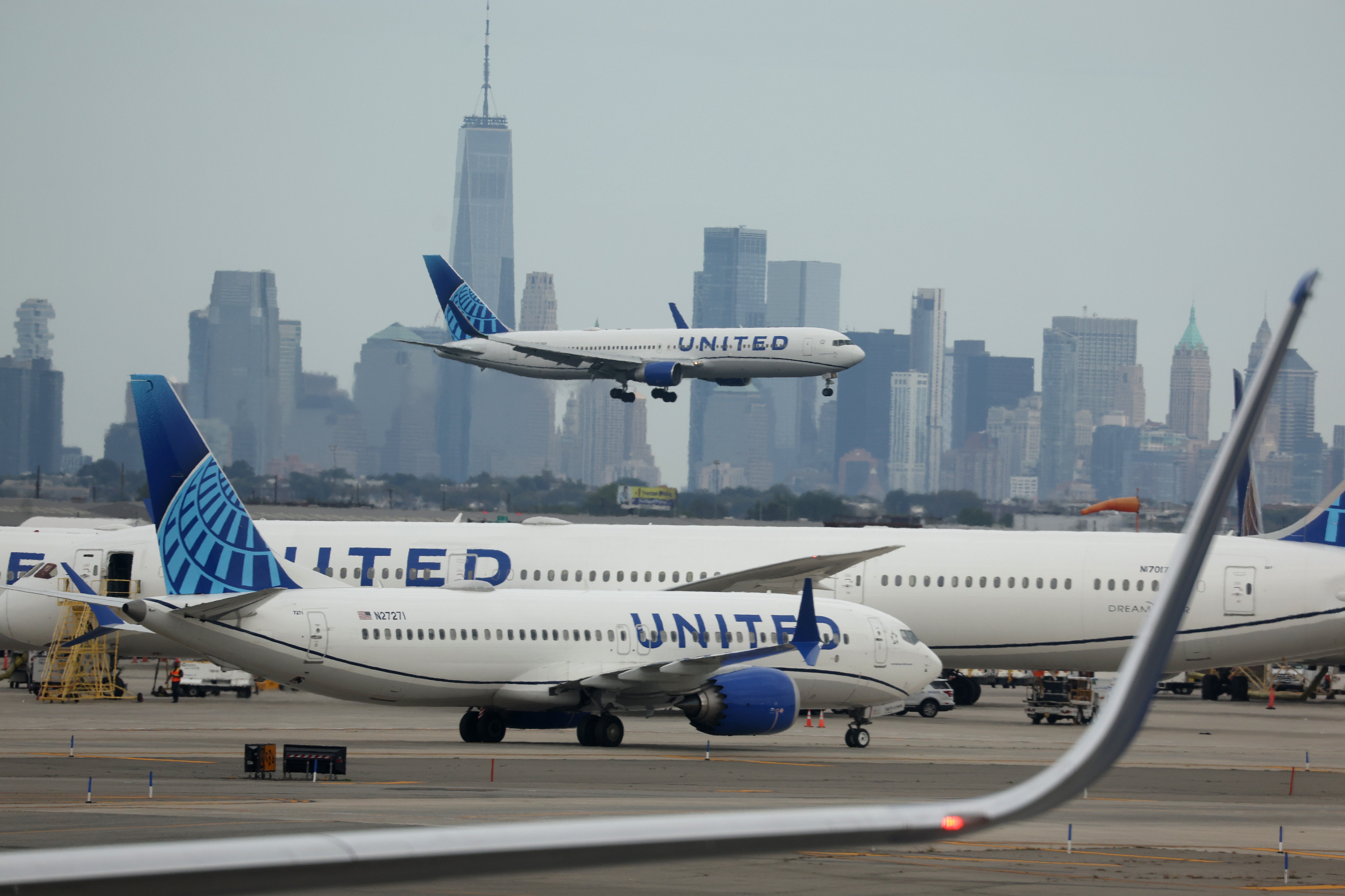 United Airlines se vuče na sud zbog optužbi za prizemlje radnika za seksualno uznemiravanje na radnom mjestu od strane nadzornika, nakon čega je uslijedio fizički zadatak, navodno u znak odmazde zbog njezinih pritužbi na HR, zbog čega je ozlijeđena ozlijeđena
