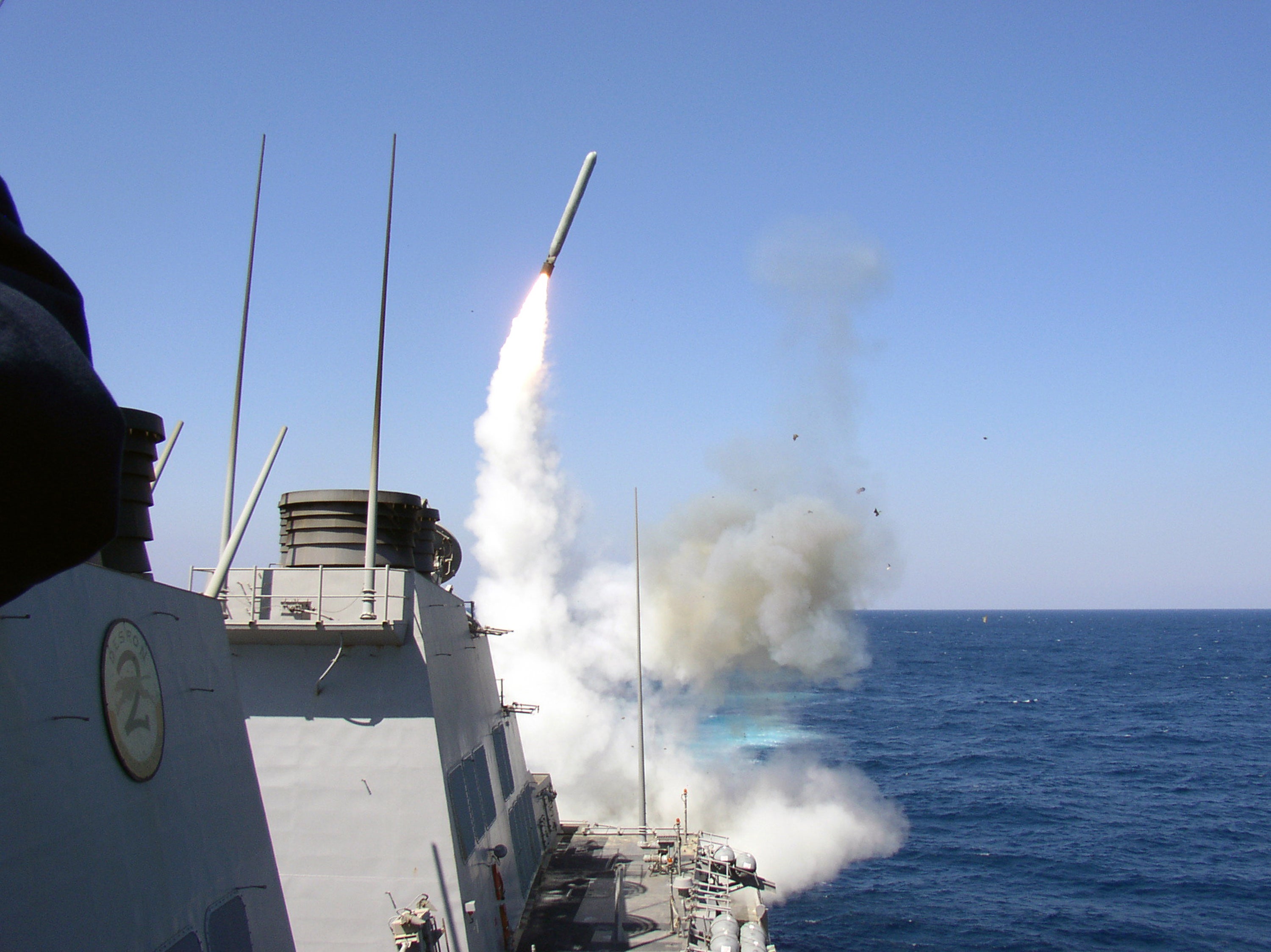 Vodini raketni razarač USS Porter pokreće raketu napada Tomahawk Land prema Iraku tijekom početnih faza kampanje šoka i strahopoštovanja 22. ožujka 2003