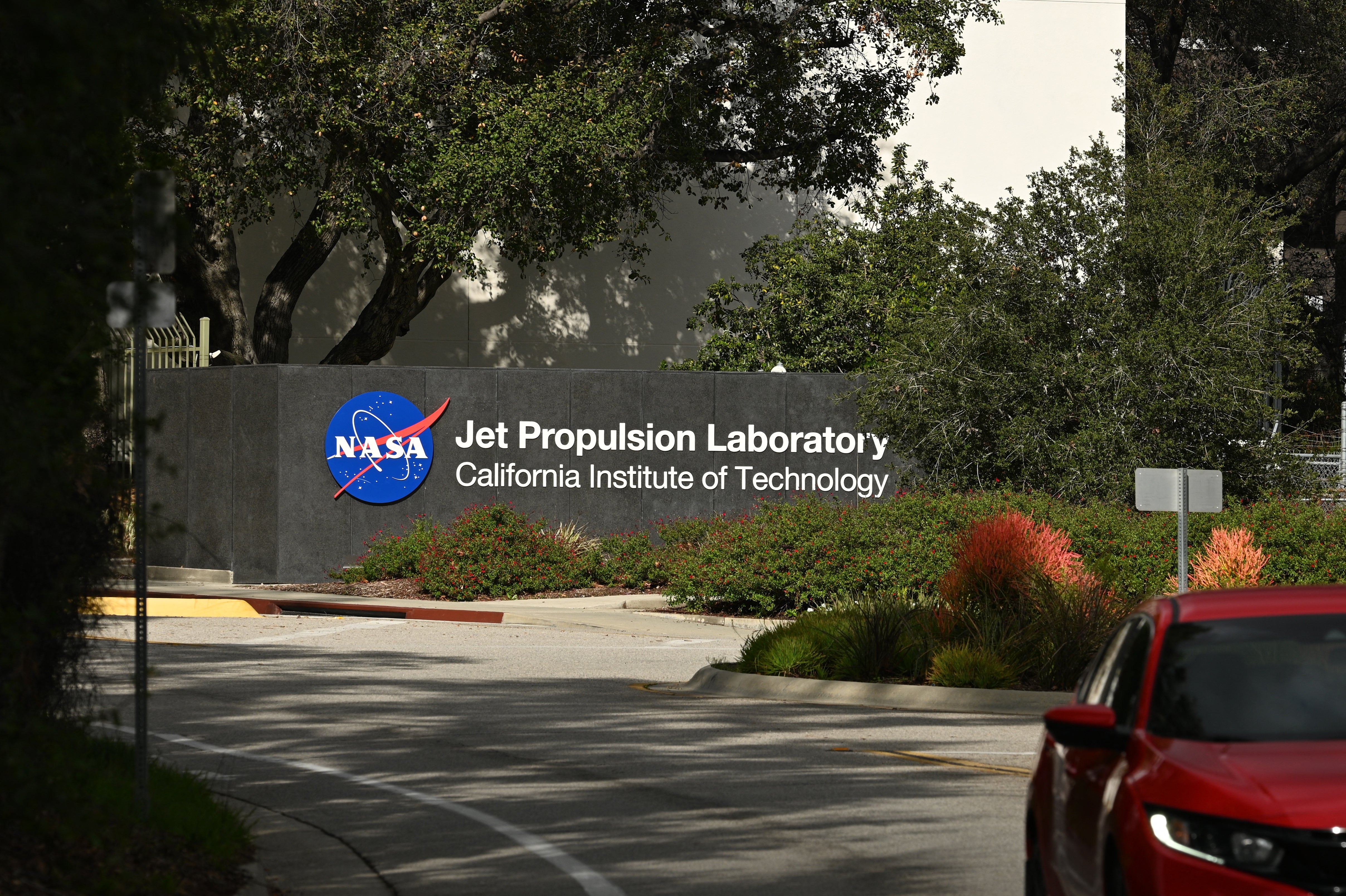 NASA-in proračun pogodio bi misiju povrata uzorka Marsa iz svog laboratorija za mlazni pogon sa sjedištem u Južnoj Kaliforniji. Proračun bi također srušio satelite za nadzor klime i nadolazeće misije na Veneru