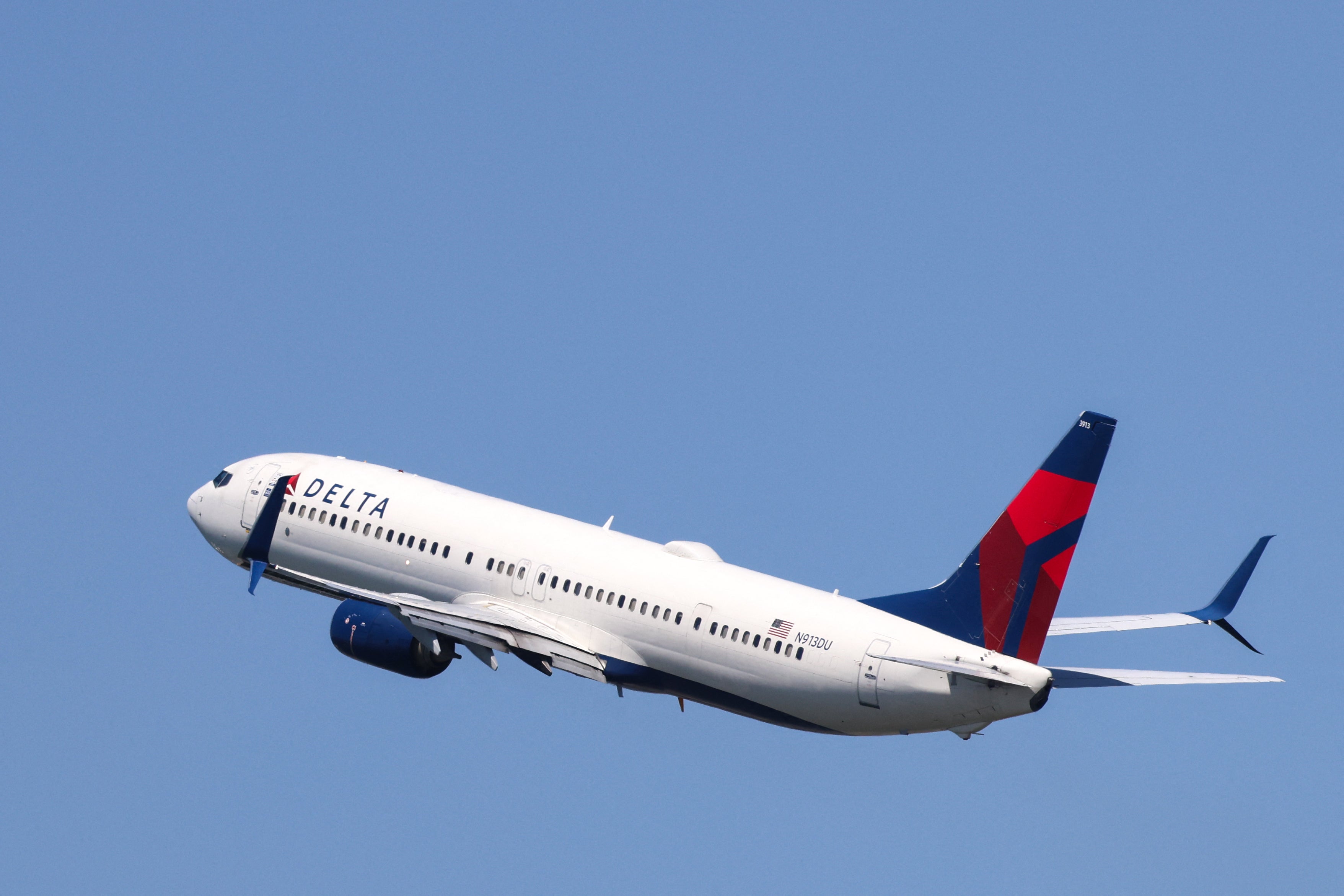 Let Delta putovao je 60 mph niz pistu u Mexico Cityju u ponedjeljak, kada je zrakoplov Aeroméxico sletio ispred njega