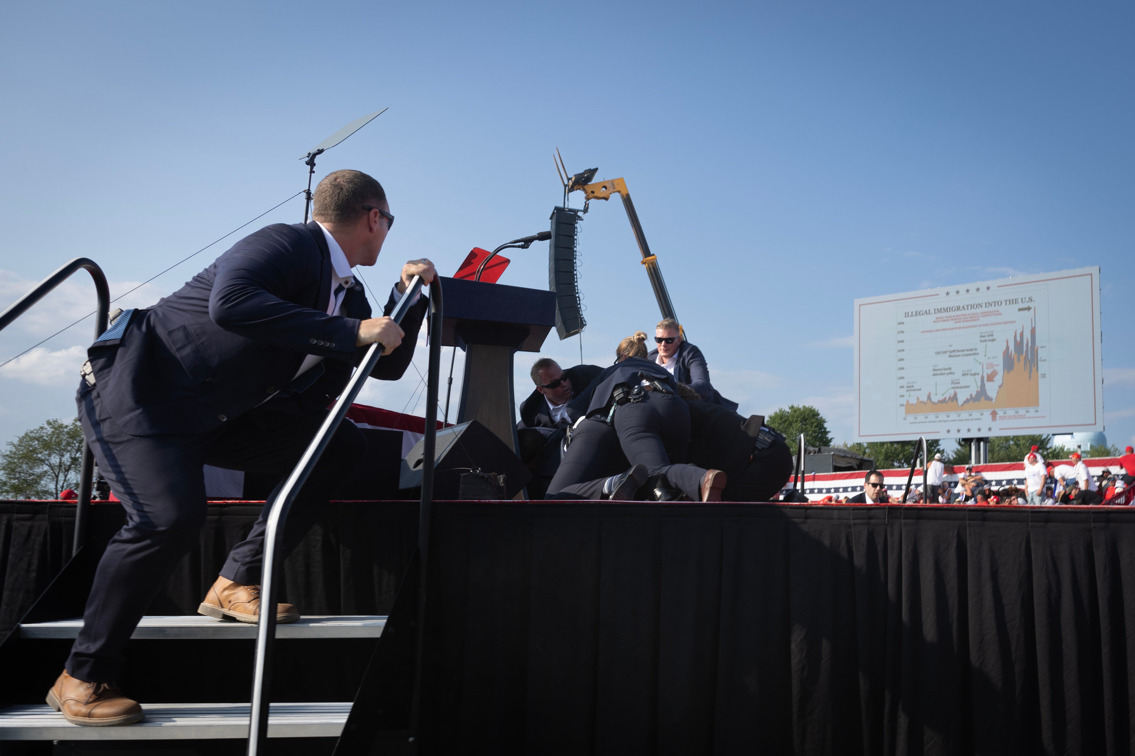 Tajna služba spajala je Trumpa na zemlju nakon što su pucnjevi pucnjevi.