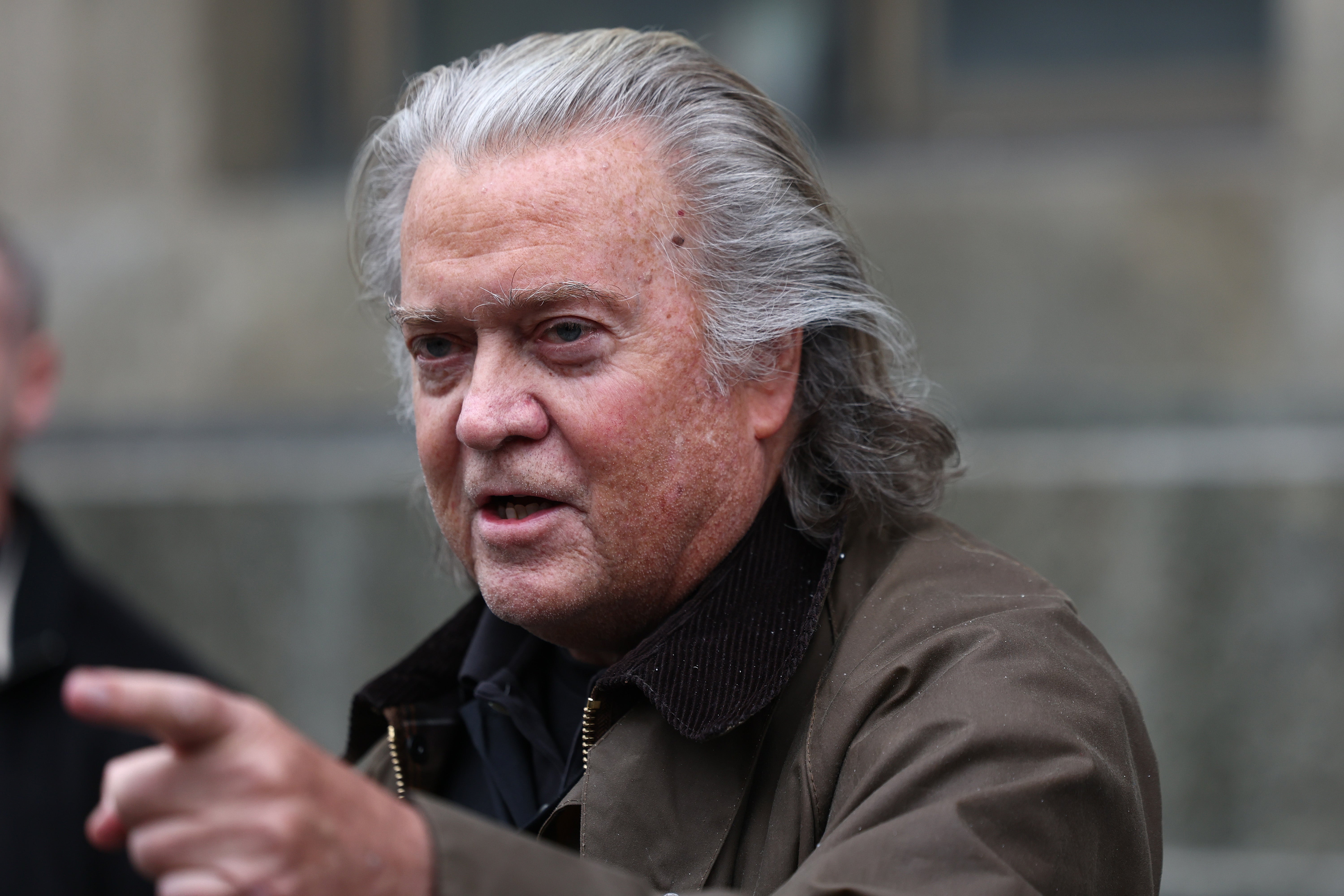 Steve Bannon pozvao je da Elon Musk bude deportiran tijekom vikenda, dok je tehnološki milijarder pozvao Bannona da bude u zatvoru
