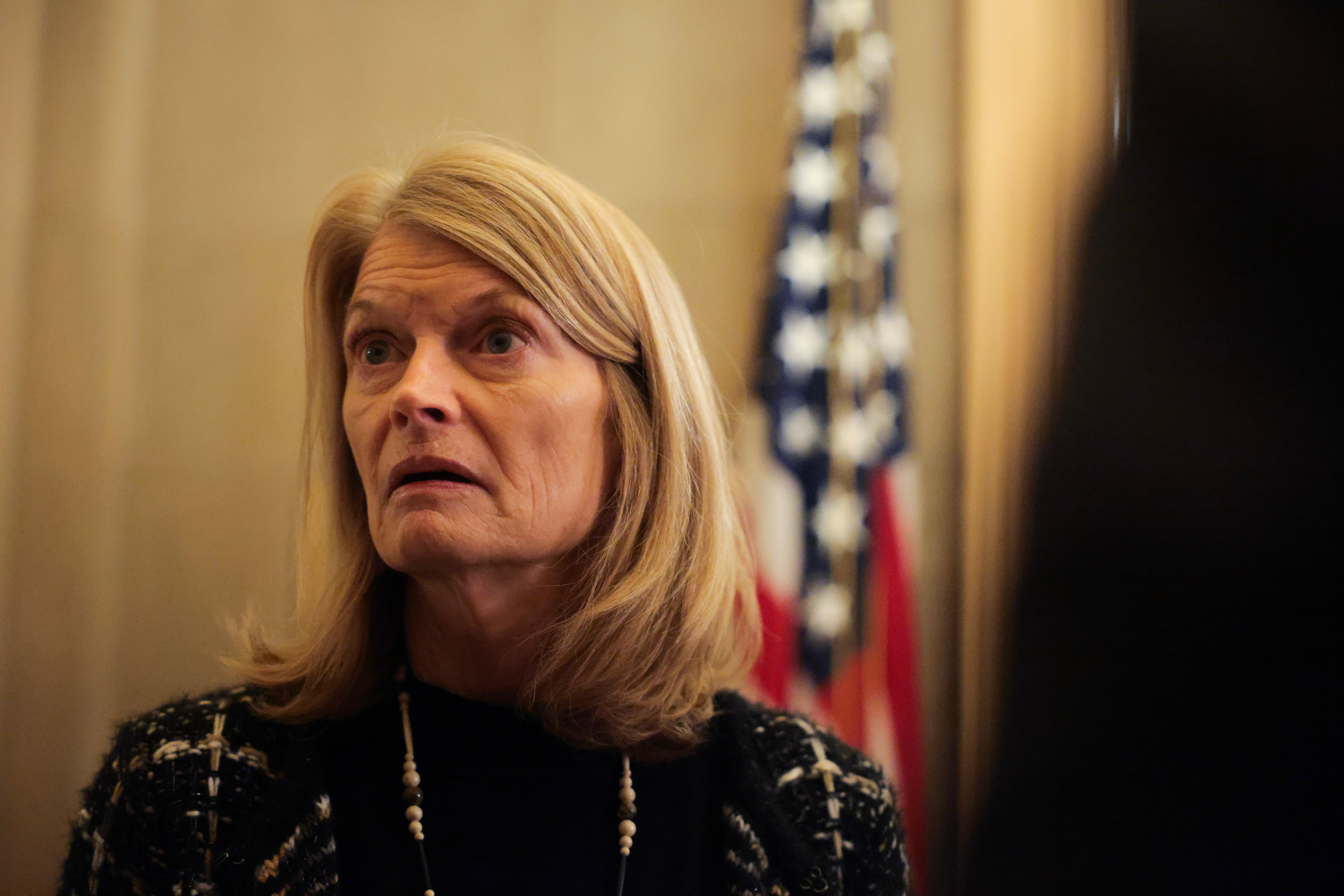 Lisa Murkowski rekla je novinarima da se nada da je kuća promijenila prijedlog zakona, ali govornik Mike Johnson kaže da će proći verziju Senata kakva je sada