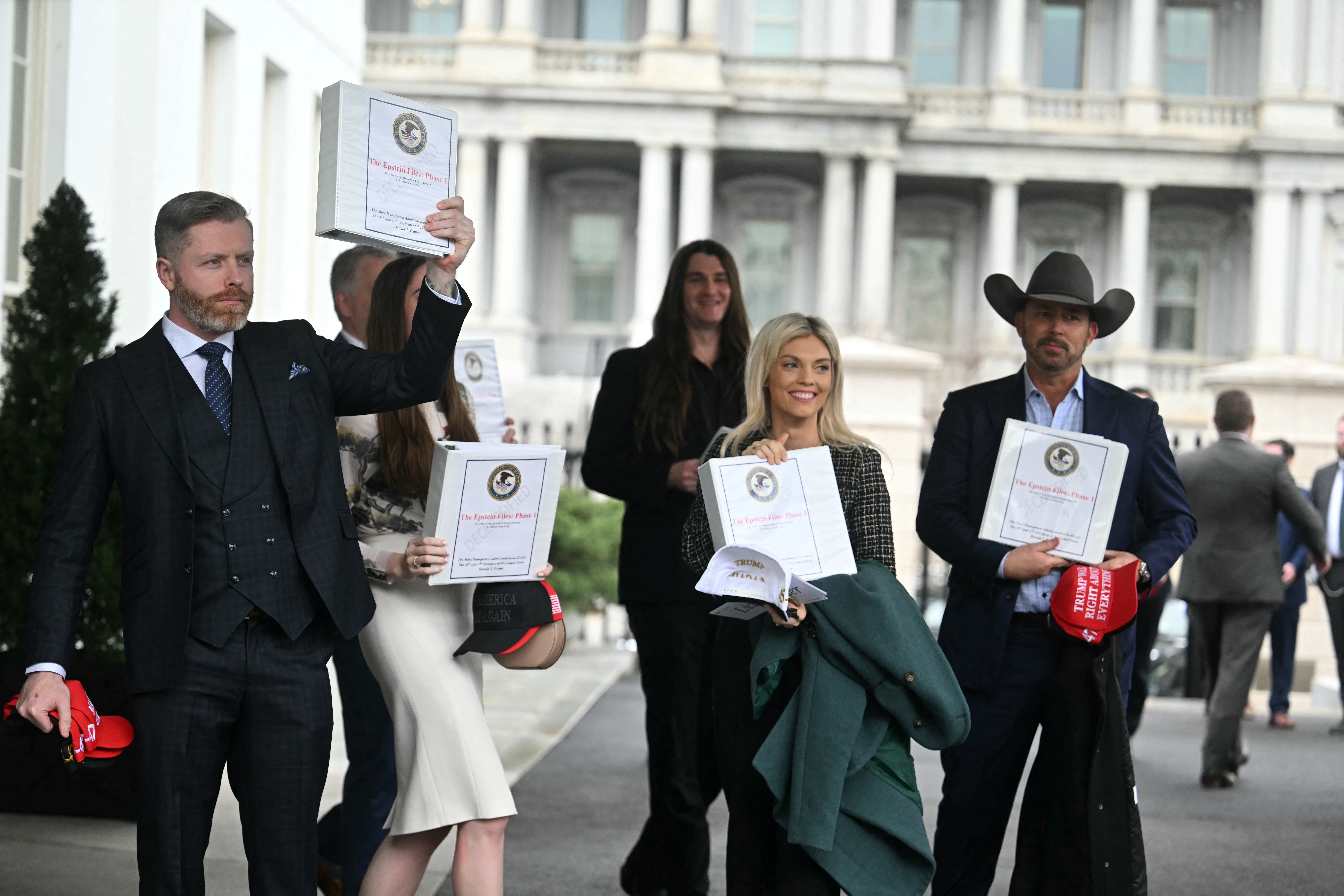 Trumpova administracija u početku je konzervativnim utjecajima omogućila pristup prvom padu datoteka Epstein, ali pokazalo se da je razočaravajuća i ispunjena već poznatim informacijama