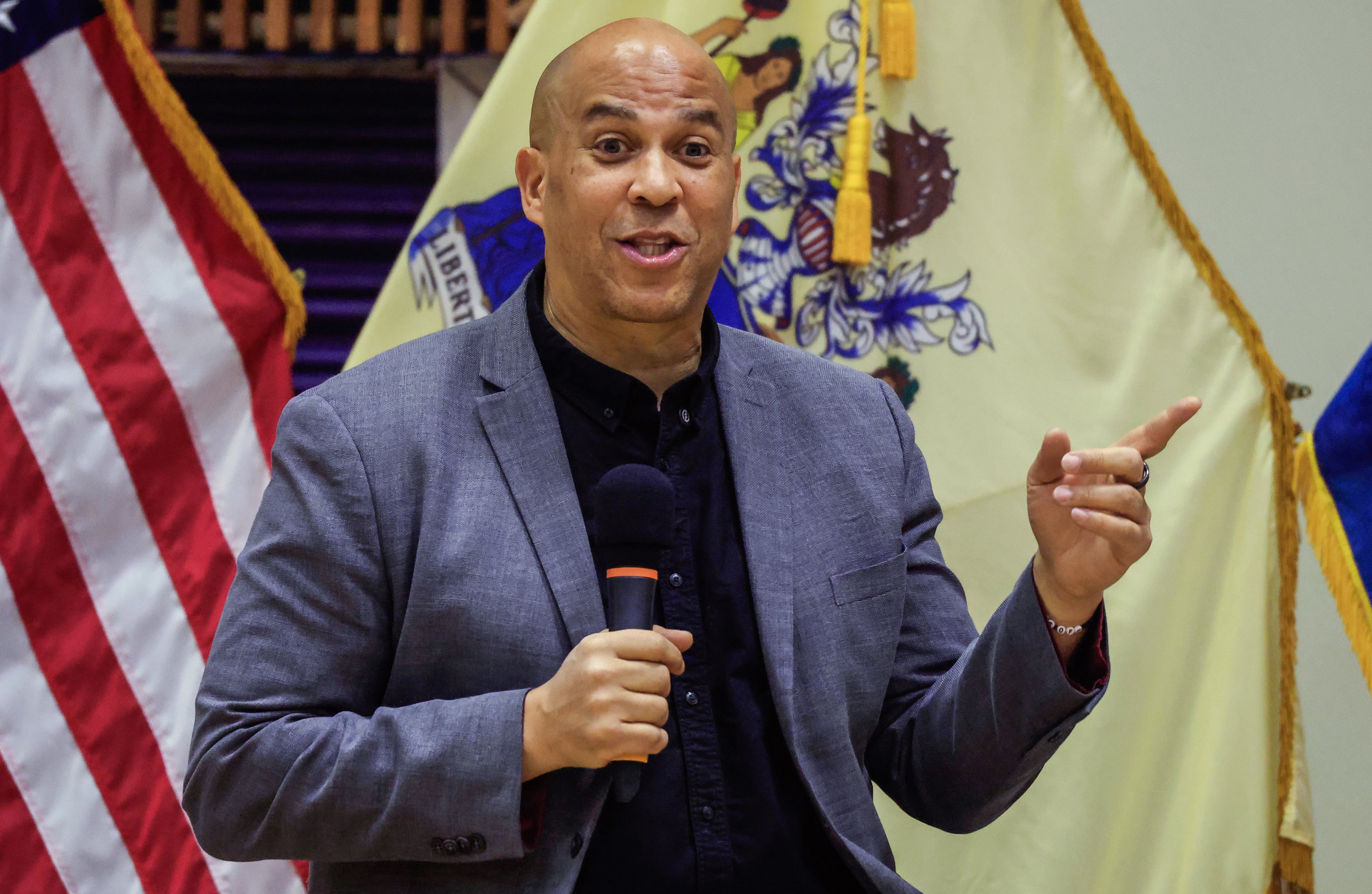 Senator Cory Booker (D-NJ) nastavio je zadržati toplinu na Trumpovoj administraciji i sukobio se s republikancima u Senatu o Jeffreyju Epsteinu.