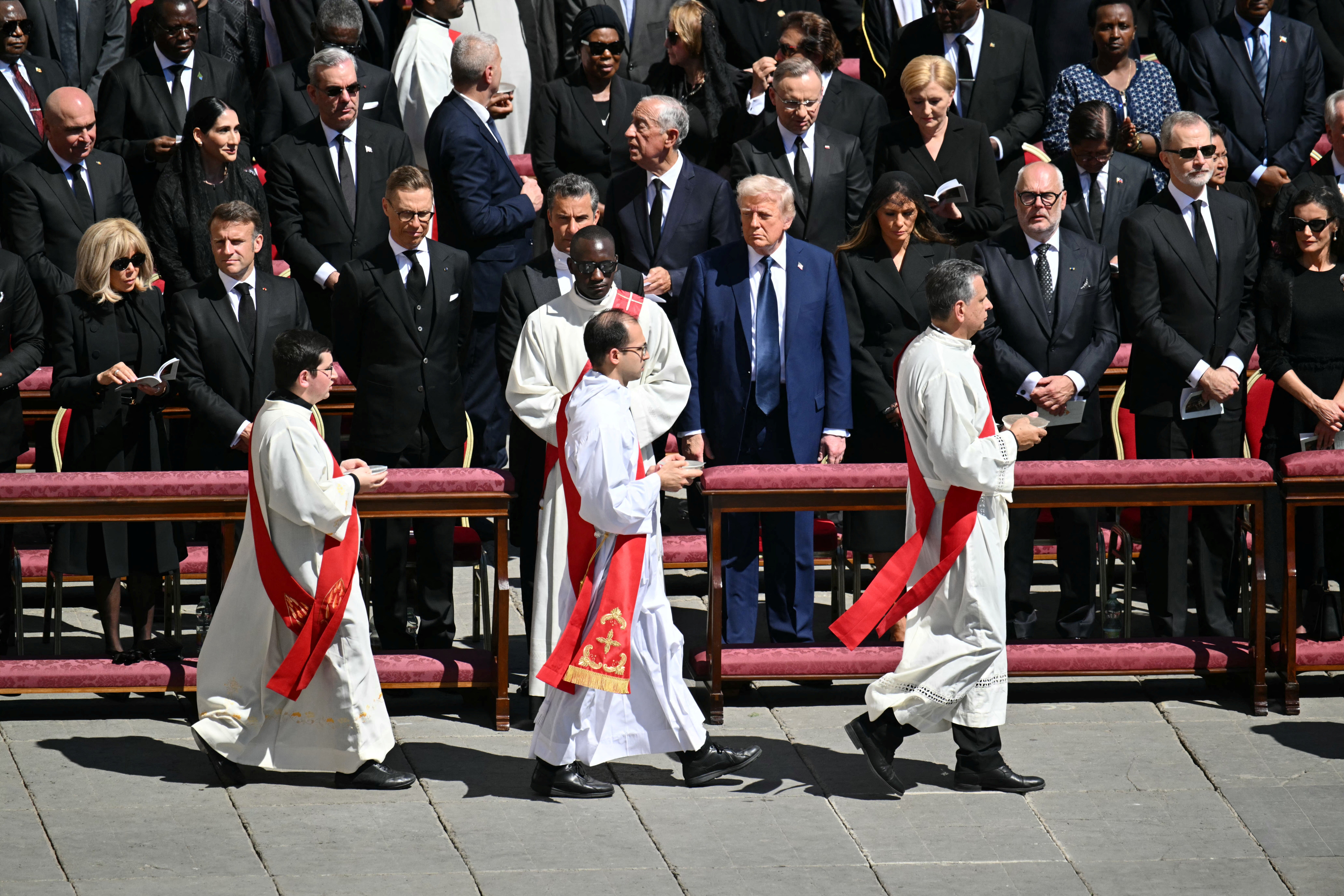 Predsjednik Donald Trump stoji sa stranim vođama i monarhima dok sudjeluje na sprovodu pape Franjo u gradu Vatikanu 26. travnja 2025.