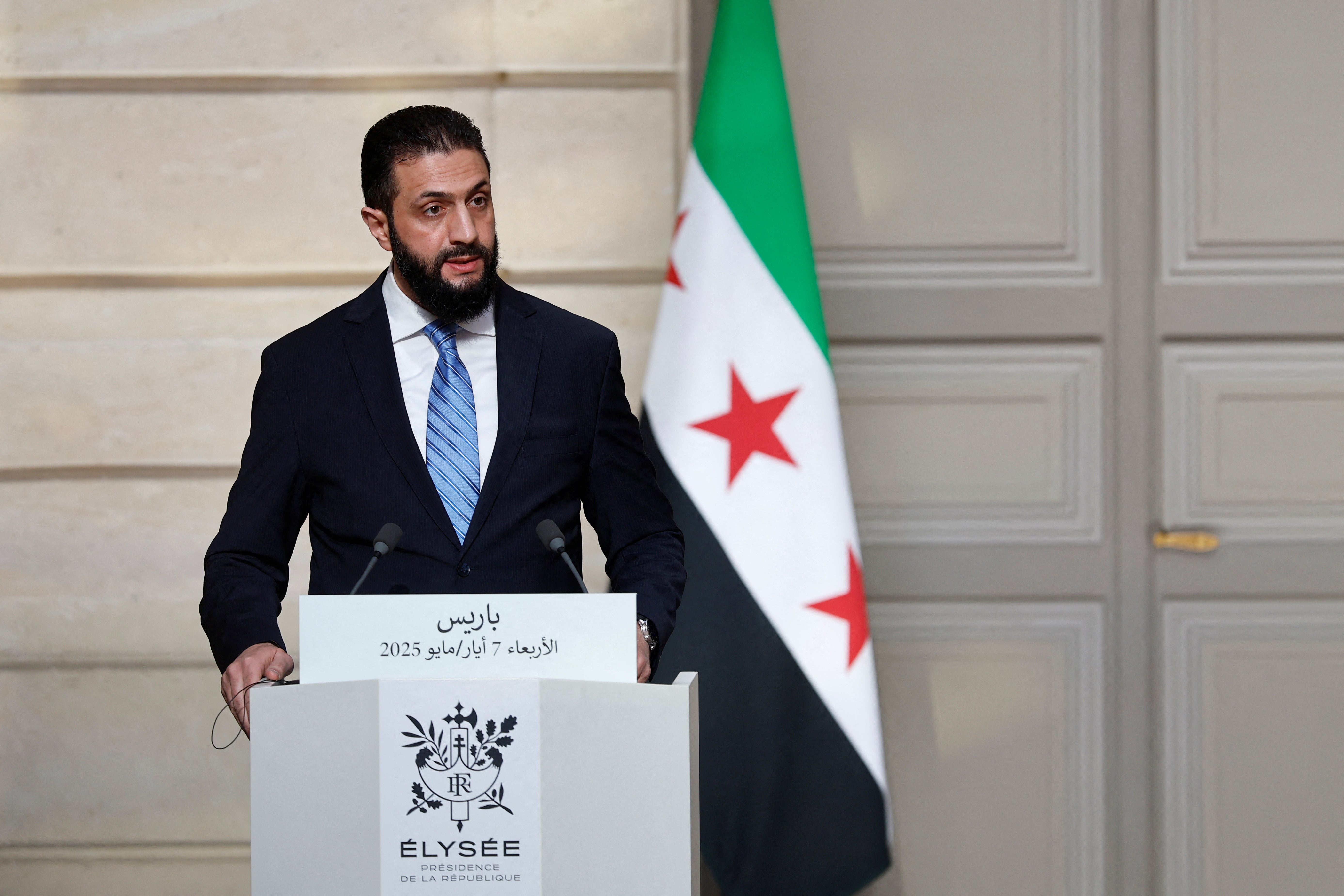 Datoteka: Sirijski predsjednik Ahmed al-Sharaa govori tijekom konferencije za novinare u Parizu, 7. svibnja 2025.