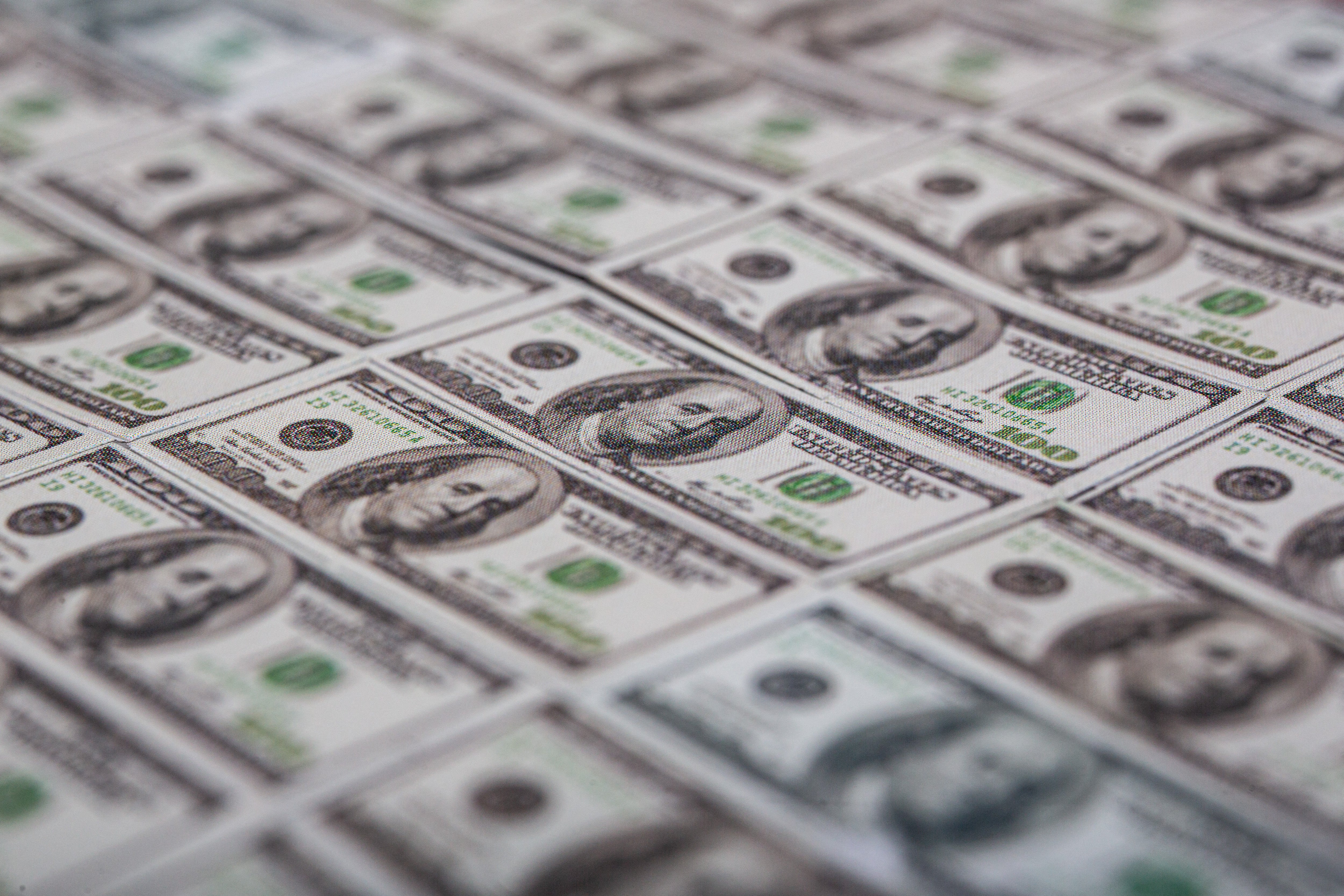 Američki dolar pretrpio je svoj najgori početak godine u više od pet desetljeća, navodi se u novom izvješću
