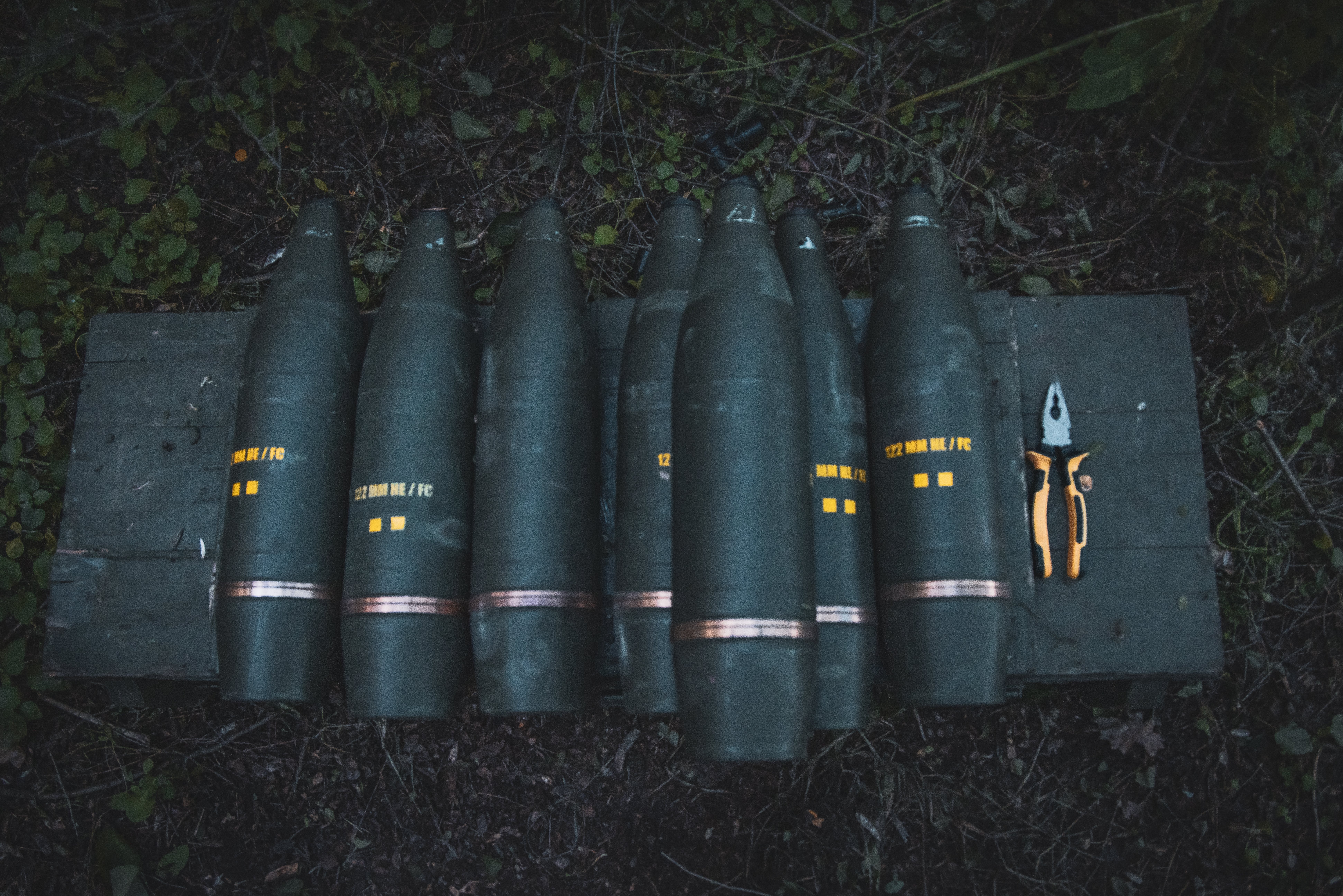 Projektili koje artiljerijska jedinica koristi za borbene radove kao ukrajinske snage s 117. teritorijalnom obrambenom brigadom upravljaju artiljerijskim položajem u regiji Sumy