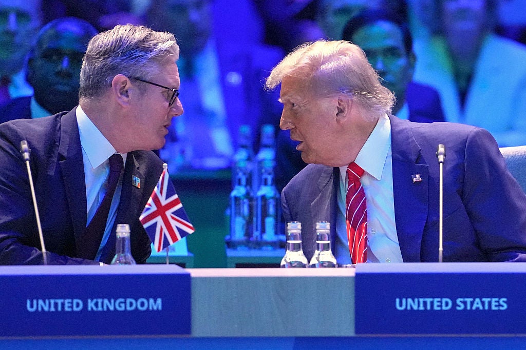 Američki predsjednik Donald Trump razgovara s britanskim premijerom Keirom Starmerom tijekom sastanka NATO -a prošlog mjeseca