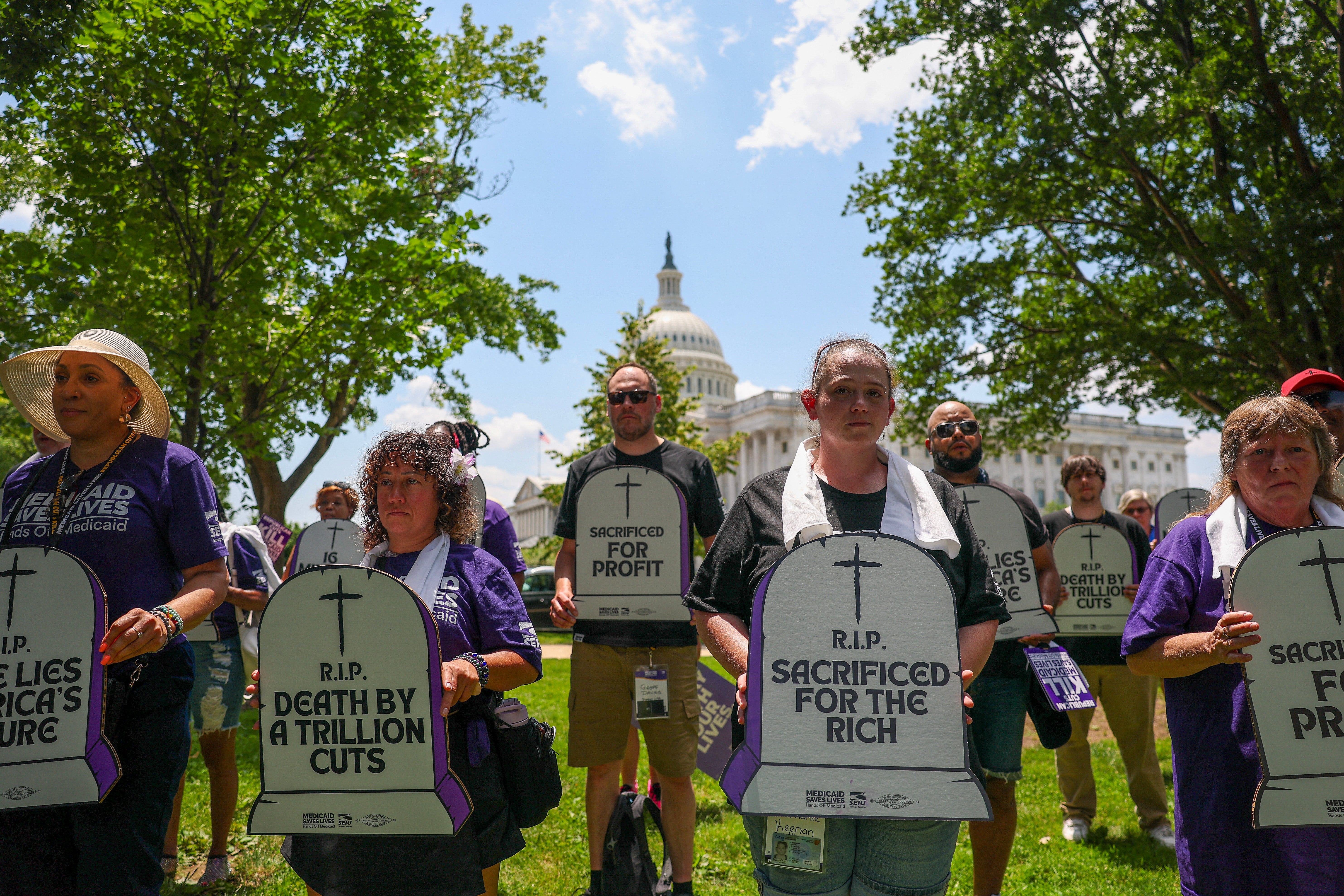 Radnici skrbi s Međunarodnom unicom Service zaposlenika (SEIU) prosvjeduju protiv Medicaida i SNAP -a na američkom Kapitolu