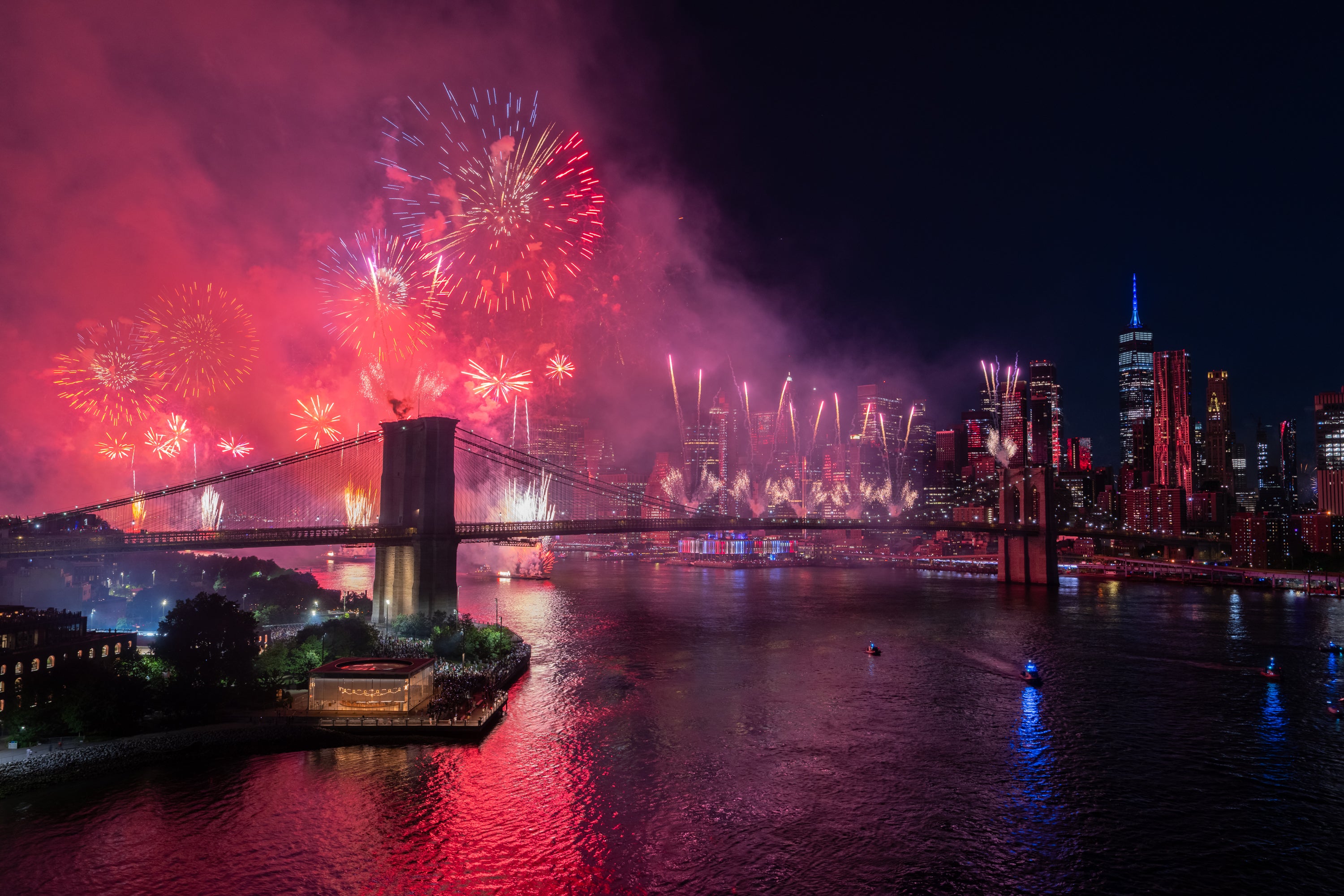 Vatromet eksplodira preko mosta Brooklyn. New York City je podijelio 100.000 besplatnih ulaznica kako bi stanovnici mogli gledati proslavu Dana neovisnosti iz određenih područja za gledanje