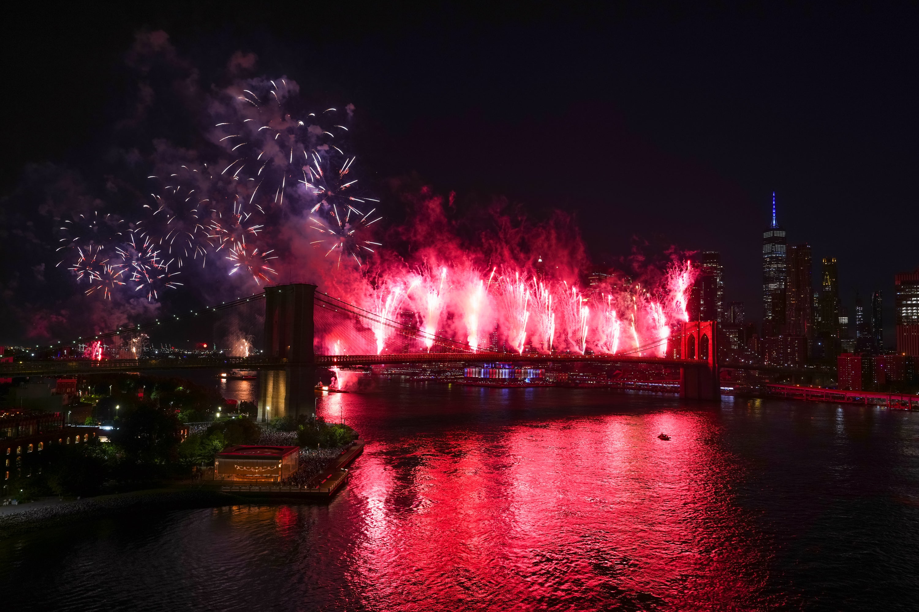 Vatromet eksplodira preko mosta Brooklyn u New Yorku