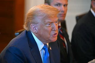 Predsjednik Donald Trump donosi primjedbe dok je domaćin izraelskog premijera Benjamina Netanyahu na večeri u plavoj sobi Bijele kuće