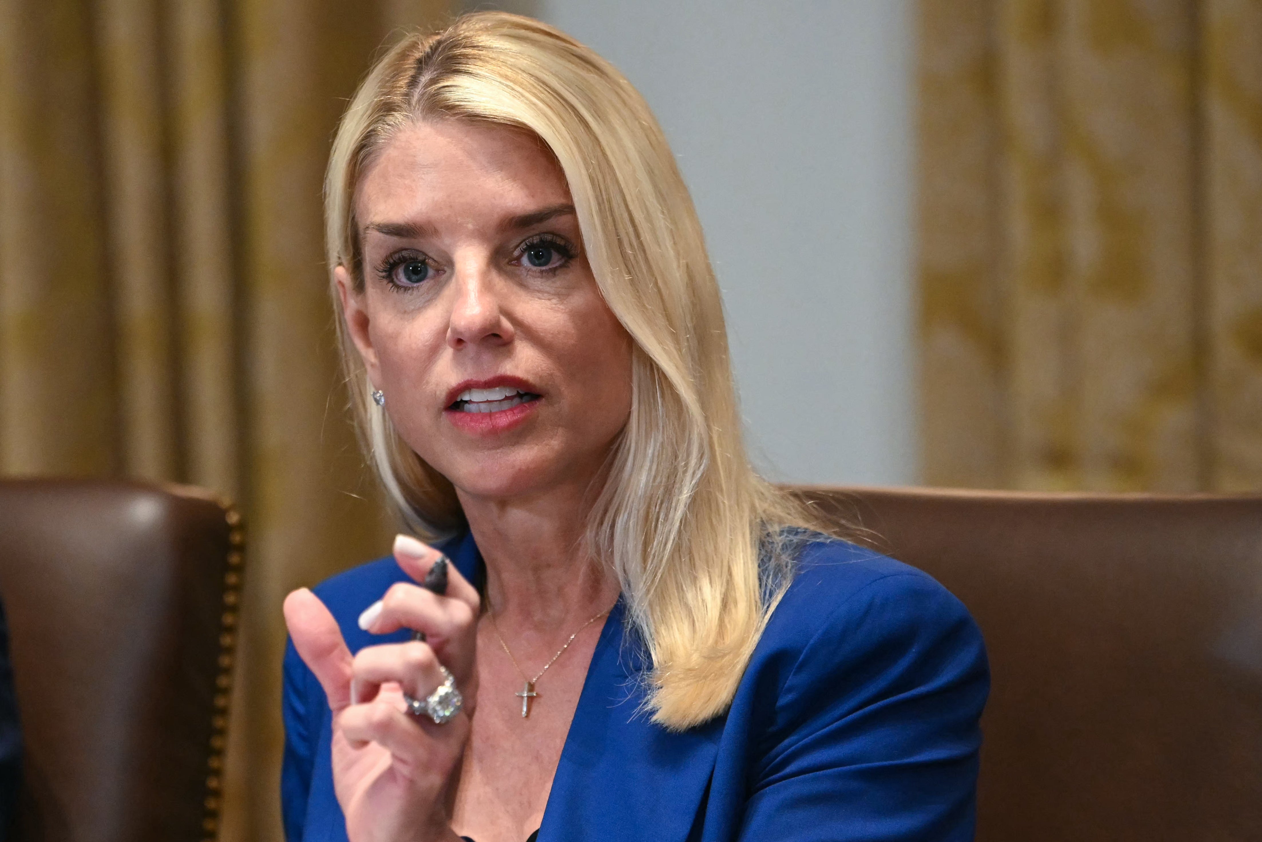 Glavna odvjetnica Pam Bondi rekla je da pati od rastrgane rožnice