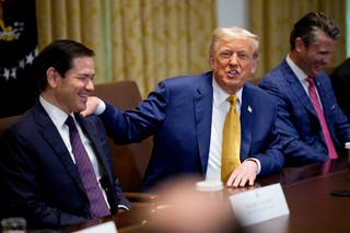 Američki državni tajnik Marco Rubio smije se dok američki predsjednik Donald Trump govori tijekom sastanka kabineta u Bijeloj kući
