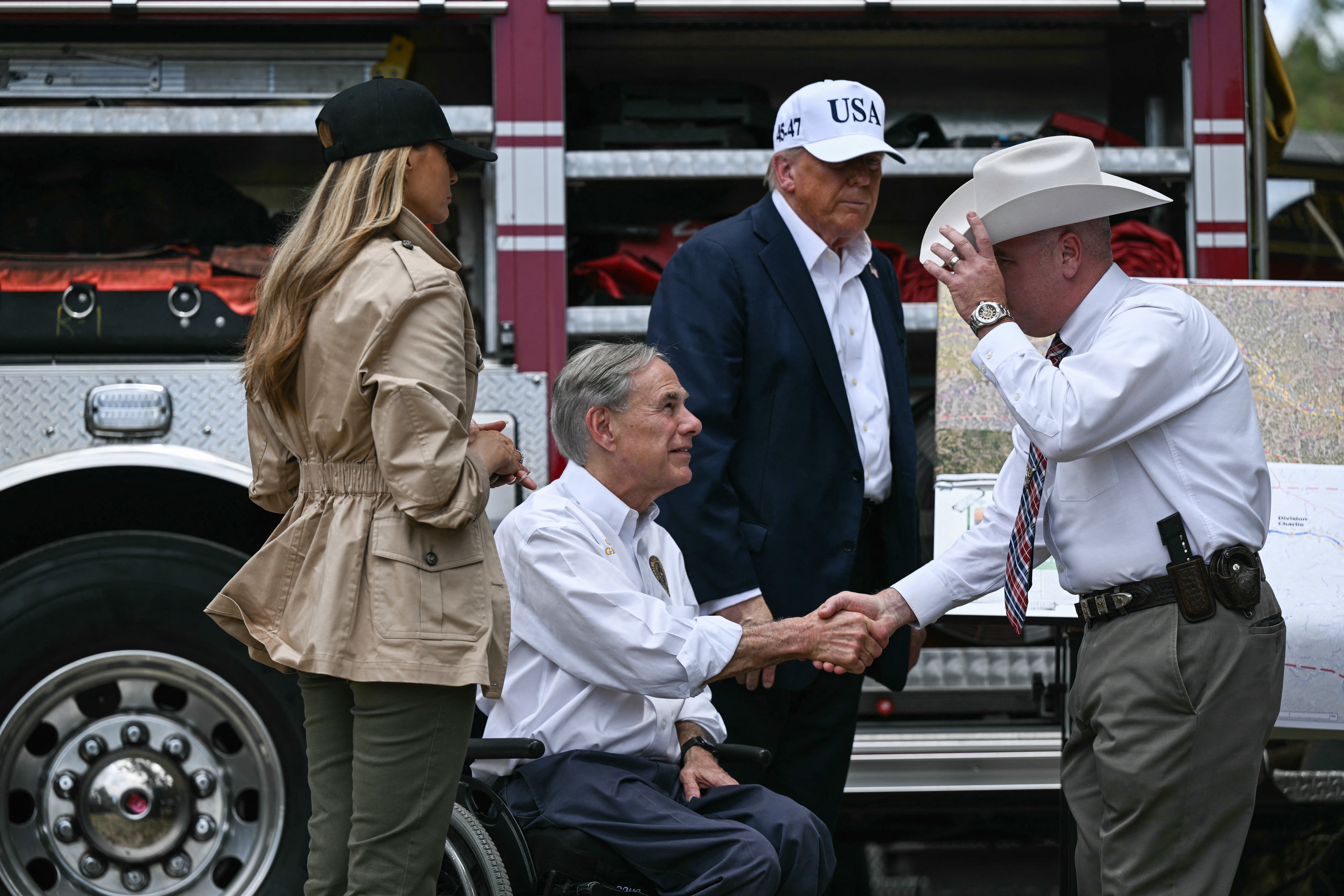 Predsjednik Donald Trump, prva dama Melania Trump i guverner Teksasa Greg Abbott sastaju se s lokalnim dužnosnicima i prvim odgovorima u Kerrvilleu u Teksasu u petak