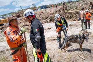 Timovi za pretragu i spašavanje volontera iz Meksika razgovaraju zajedno tijekom operacija u rijeci Guadalupe u blizini kampa Mystic 10. srpnja u Hunu, Texas