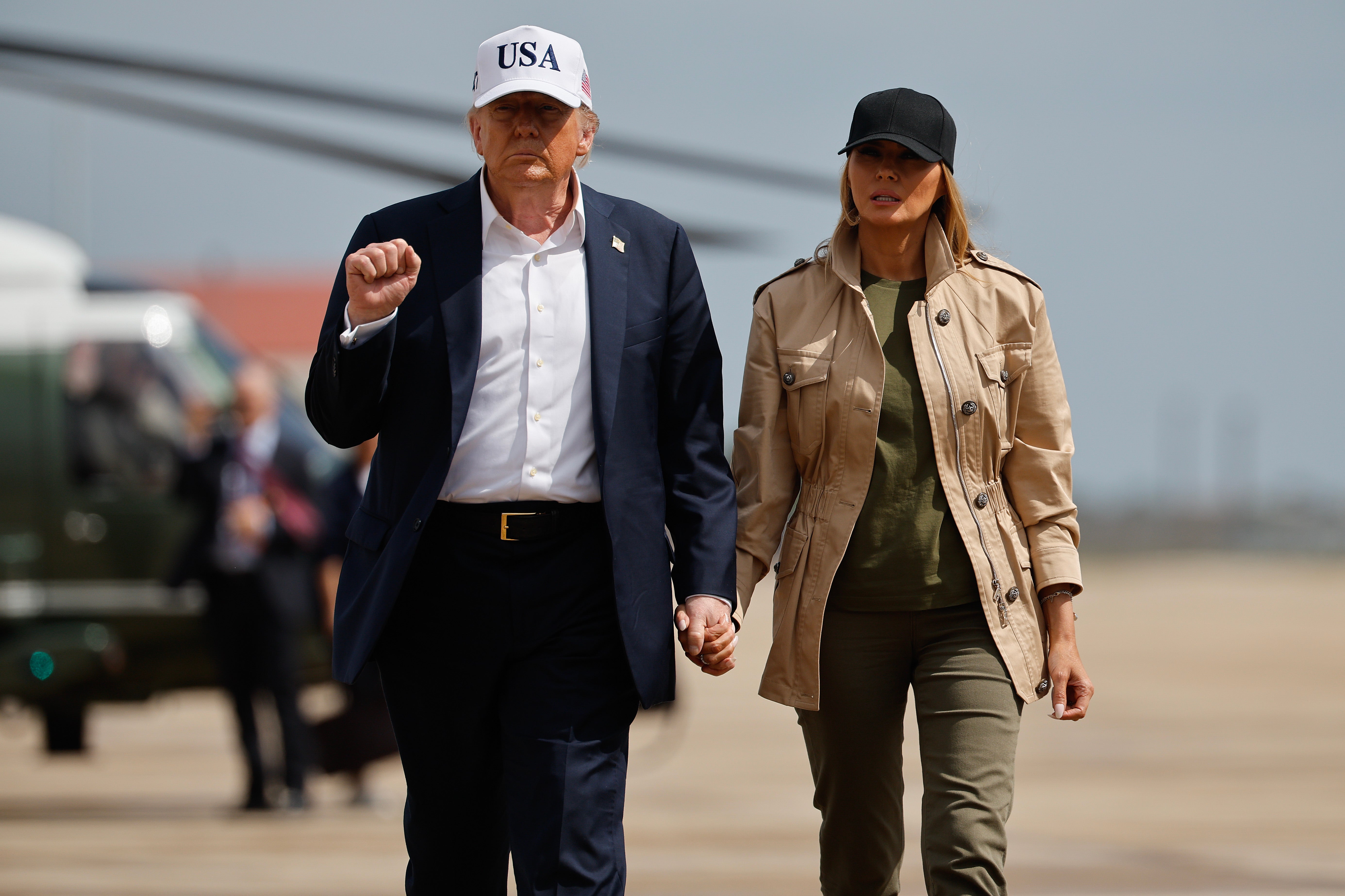 Predsjednik Donald Trump hoda ruku pod ruku s Melanijom Trump. Republikanci guraju amandman na prijedlog zakona koji bi preimenovao kazalište Kennedy Center u čast Prve dame