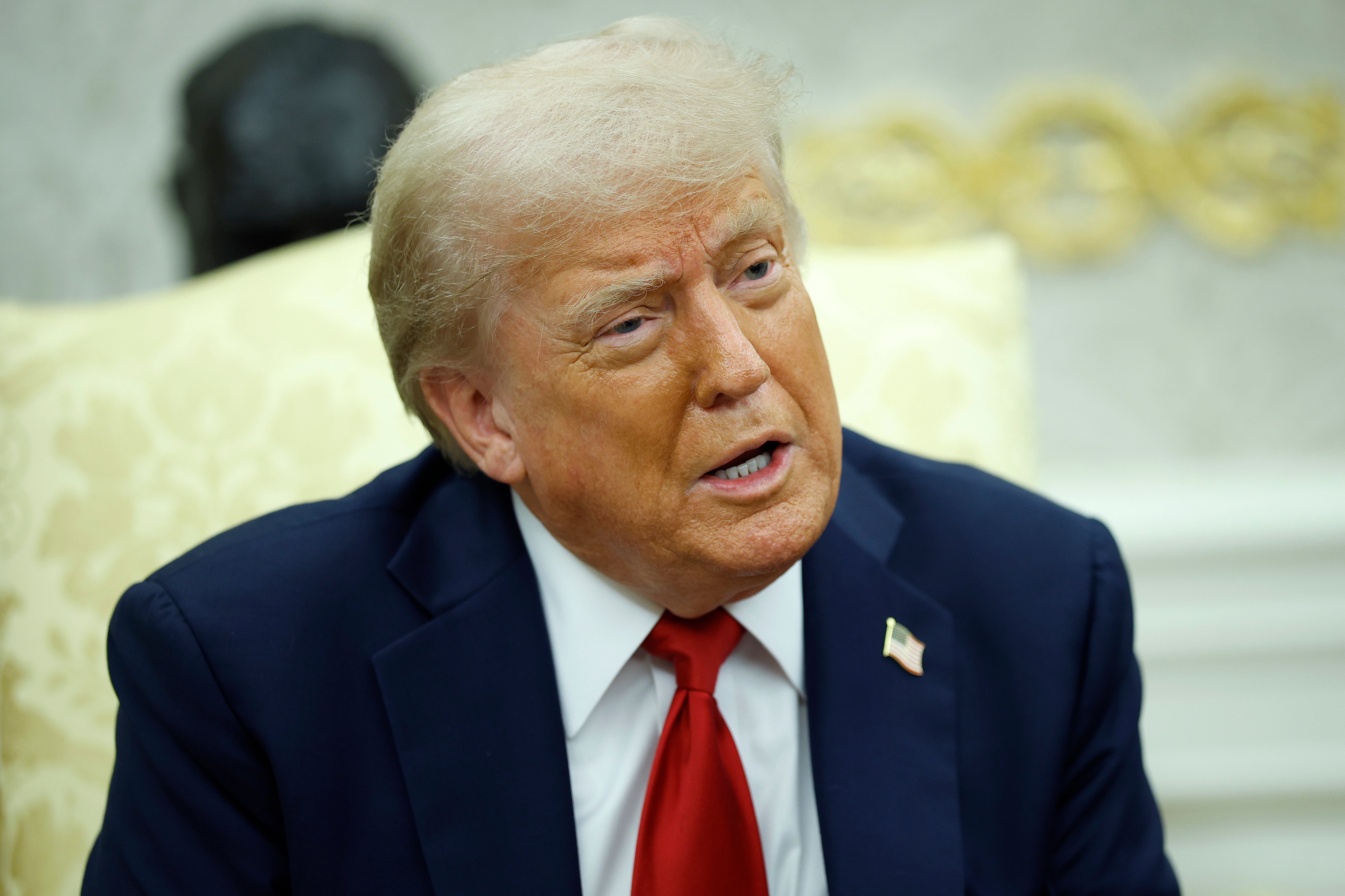Američki predsjednik Donald Trump odgovara na pitanja novinara dok se sastaje s generalnim tajnikom NATO -a Markom Rutteom u Ovalnom uredu u Bijeloj kući