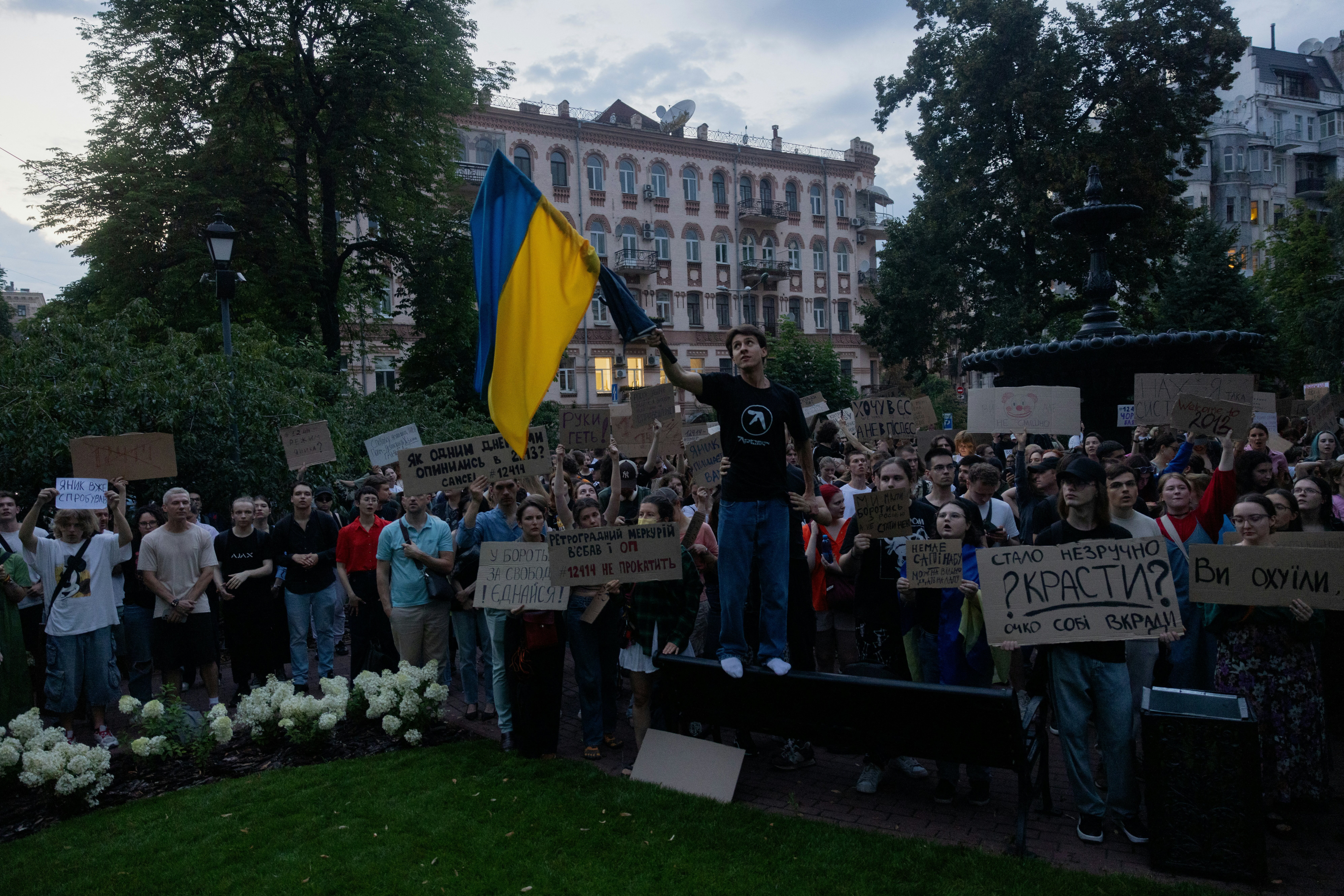 Prosvjednici drže nacionalnu zastavu i plakate tijekom demonstracije koje je ukrajinski predsjednik ulagao u veto zakona koji je donio parlament koji smanjuje ovlasti Nacionalnog ureda za borbu protiv korupcije ukrajine (NABU) i specijalizirani ured za tužiteljstvo protiv korupcije (SAPO) u Downtowtowtowtowtown