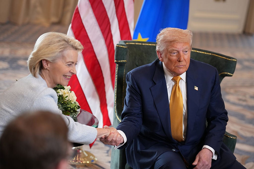 Donald Trump rukuje ruku predsjednika Europske komisije Ursula von der Leyen u nedjelju