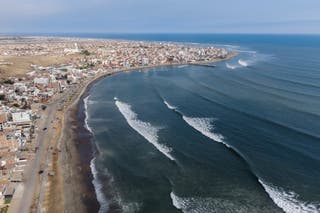 Peru je zatvorio 65 od svojih 121 pacifičkih luka, jer je upozorenje o cunami izdan nakon ogromnog potresa 8,8 magnitude kraj istočne obale Rusije