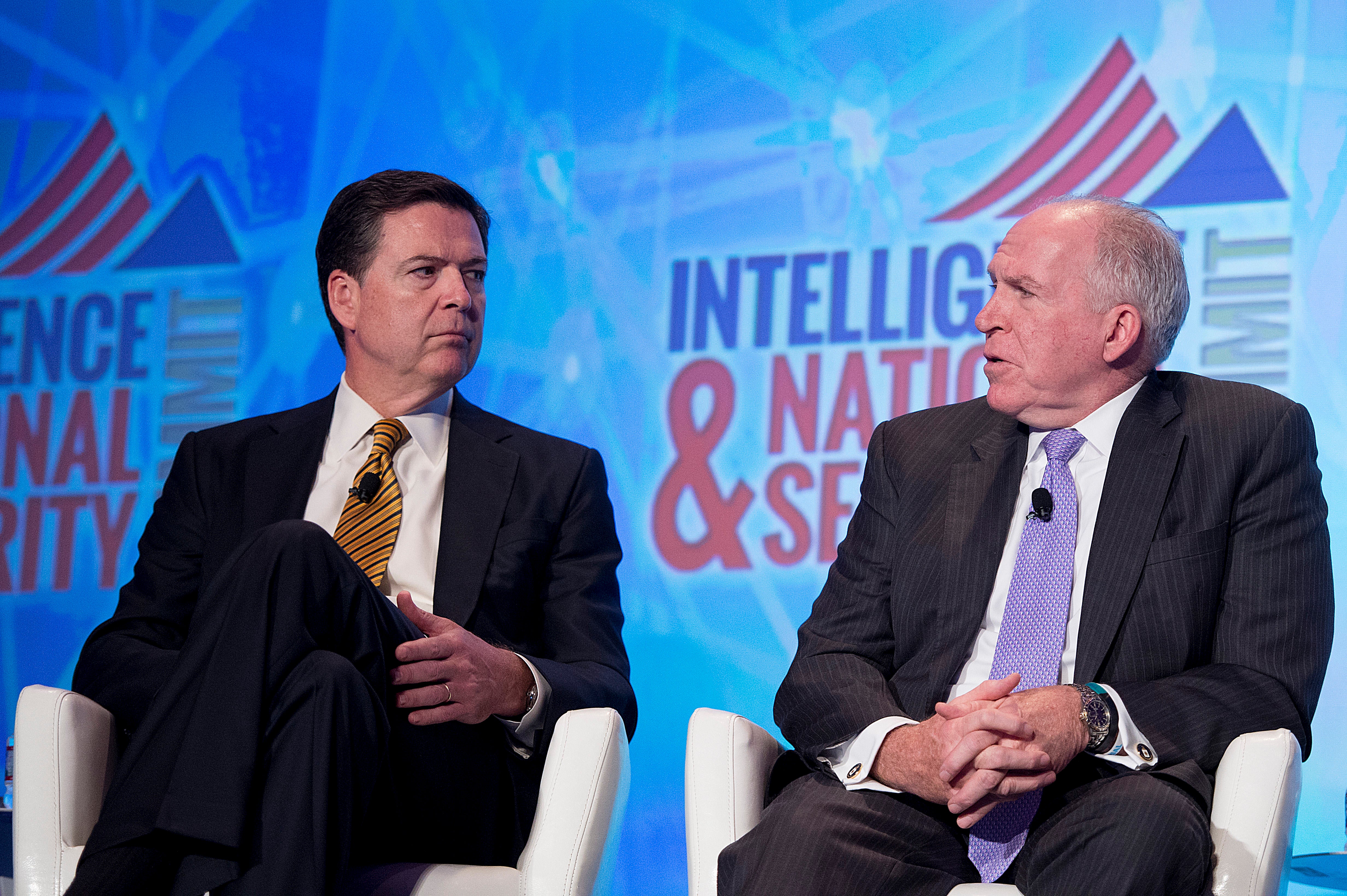 Bivši direktor FBI -ja James Comey (lijevo) i bivši direktor CIA -e John Brennan (desno) navodno su pod istragom FBI -a, nakon groznog pregleda CIA -e o obavještajnim agencijama koje se bave navodnom ruskom interesom za pomaganje kampanji Trumpove 2016