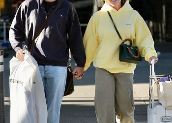 Glamurozni voditeljica kriketa Grace Hayden i dečko Wilson Statham izgledaju voljeni dok stižu ruku pod ruku u zračnu luku Brisbane