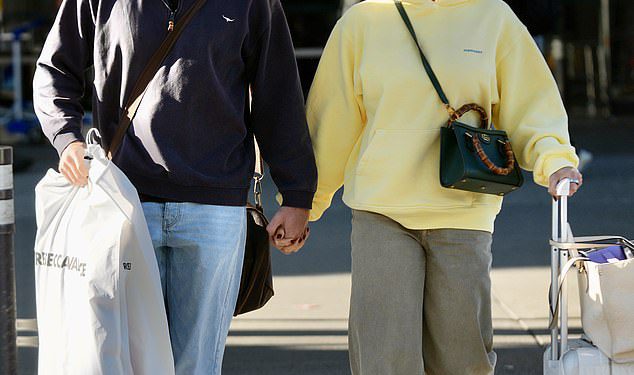 Glamurozni voditeljica kriketa Grace Hayden i dečko Wilson Statham izgledaju voljeni dok stižu ruku pod ruku u zračnu luku Brisbane