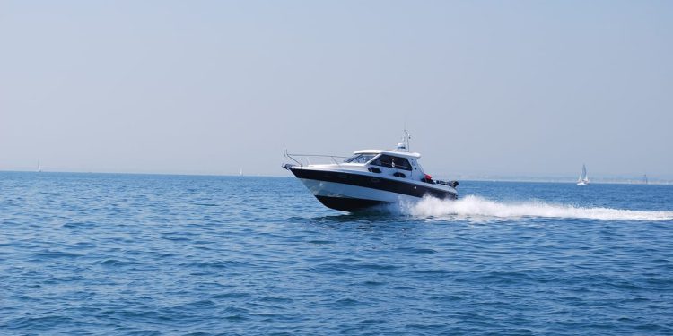 Glisirao preblizu obale kod Visa bez dozvole za vožnju brodice