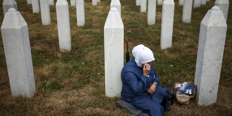 Godišnjica Srebrenice trenutak je da se zapamtite da je gledanje u stranu nije opcija