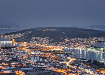 Gol sjedio pored mora u Trogiru i masturbirao