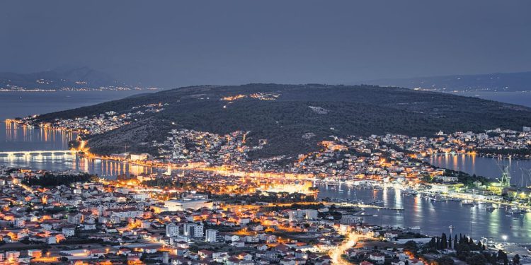 Gol sjedio pored mora u Trogiru i masturbirao