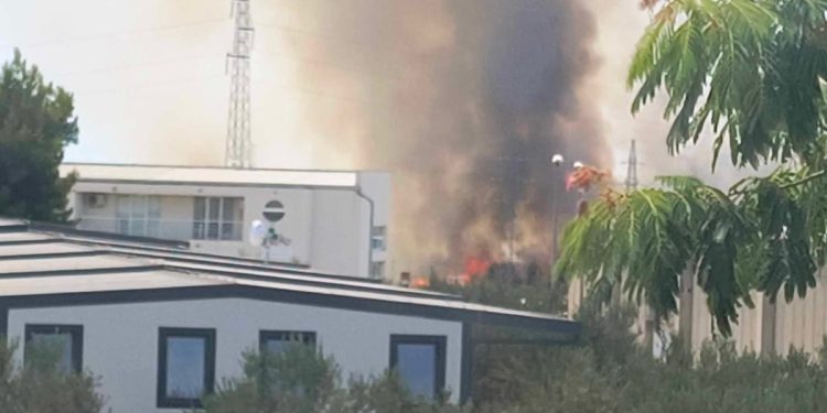 Gori kod šibenske industrijske zone – Stigli kanaderi!