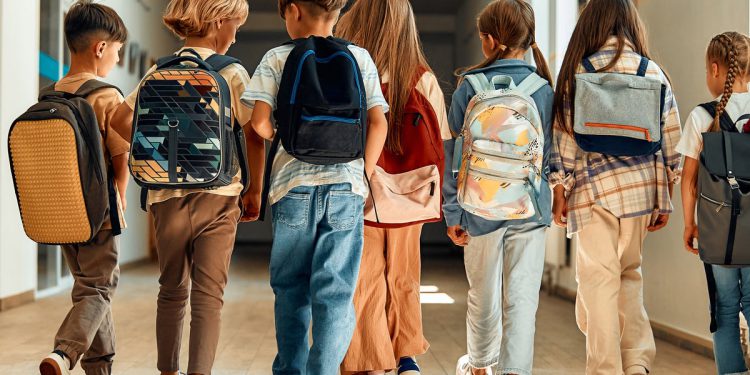 Gotovo polovica roditelja kaže da planiraju ići u dug ove godine kako bi platili školske zalihe jer su tako skupe