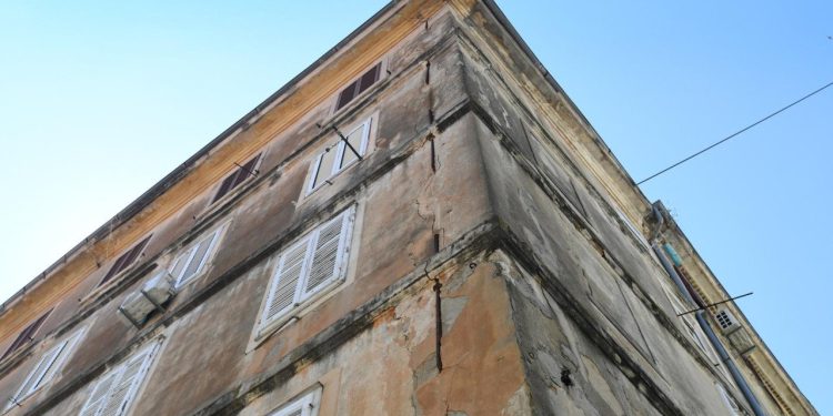 Grad najavio obnovu pročelja zgrada na Poluotoku – evo jedne od zgrada koja vapi za obnovom…