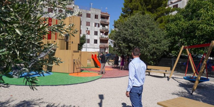 Gradonačelnik Trogira usred zvizdana odradio ‘hodajući kolegij’. Trogir uskoro u novom ‘ruhu’