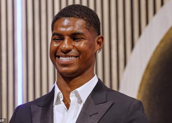 Grinning Marcus Rashford ima navijače koji su primijetili njegov izvanredni sjaj u Barceloni koja je otkrila u usporedbi s ‘grubim’ fotografijama Aston Villa