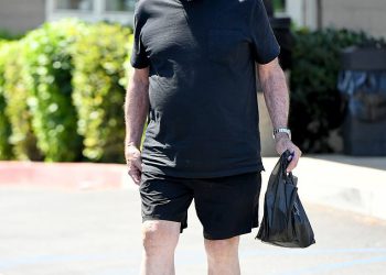 Grizzly Tom Selleck izgleda gotovo neprepoznatljivo dok uzgaja brkove s potpisom i odskače se da bi se prepustio svom vrhunskom krivnju