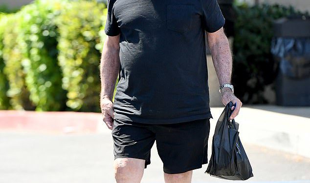 Grizzly Tom Selleck izgleda gotovo neprepoznatljivo dok uzgaja brkove s potpisom i odskače se da bi se prepustio svom vrhunskom krivnju