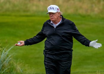 Gruba ponuda: Na društvenim mrežama peče Trumpovu golf igra nakon što isječak pokazuje navodno varanje u Škotskoj