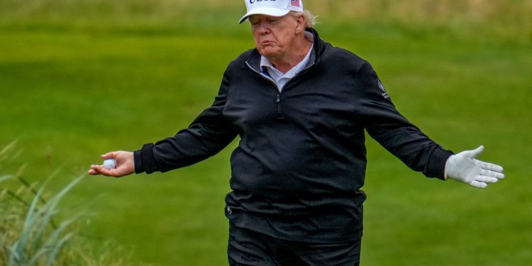 Gruba ponuda: Na društvenim mrežama peče Trumpovu golf igra nakon što isječak pokazuje navodno varanje u Škotskoj
