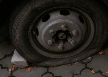 Grupa mladih Srba otišla na odmor u Zadar pa im probušili gume